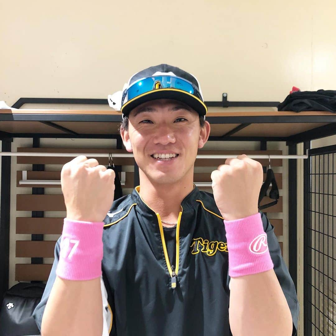 阪神タイガースさんのインスタグラム写真 - (阪神タイガースInstagram)「今日は母の日ですね！ 選手、コーチも感謝の気持ちを込めてピンク色のアイテムを付けてプレーします！ #岩貞祐太 選手 #北川博敏コーチ  #桑原謙太朗 選手 #馬場皐輔 選手 #岩崎優 選手 腕だけ出演 #伊藤将司 選手 #阪神タイガース #挑超頂  #母の日 #happymothersday」5月9日 12時59分 - hanshintigers_official