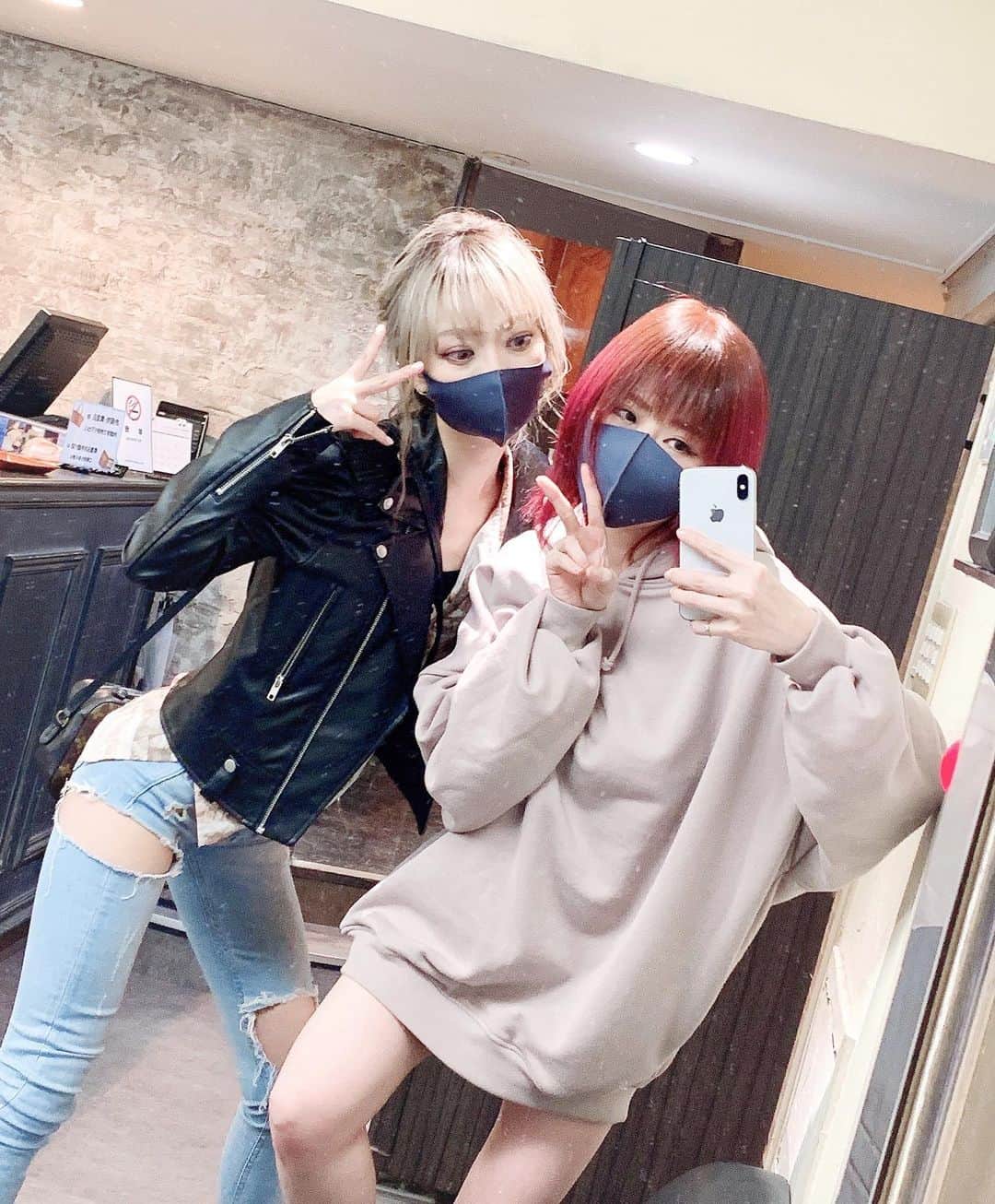 春咲ひなたのインスタグラム：「🍅✂️ . 海潜るからって濃いめに色入れ… 濃すぎて赤髪に…w (´・ω・)ﾅﾆｺﾚ . あと、前髪も切り過ぎちゃったw . 話したい事あるって言って 美容院くっついて来ちゃうゆいなが 可愛い。w . #美容院#ピンクにしたかった #結果#赤髪#なんてこった #早く色落ちしてくれ #毎日タオルがピンク色 #甘えん坊#友達#くっくき虫#可愛い」