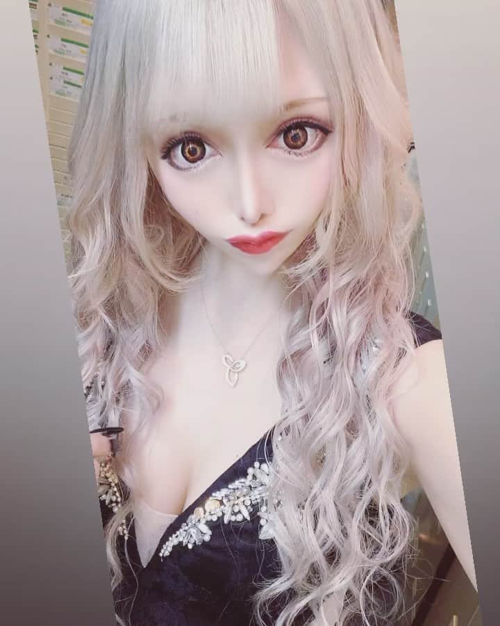 ねねーしゅのインスタグラム：「おはようございま！ 日曜日ですね！！母の日ですね！！ 最近またロングに髪戻しました。 やっぱ私はこれですネ  #歌舞伎町#キャバクラ#新宿#キャバ嬢#歌舞伎#キャバ#ホスト#BAR#サパー#ガルバ#コンカフェ#水商売#金髪ロング#母の日」