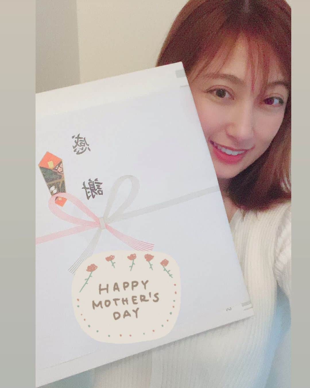 のインスタグラム：「母の日の贈り物が自宅に届いた〜😍 のしには子供達の名前が書かれてあったよ👧👧👧 中には私が大好きな物がたくさん入ってた💓 嬉しい🥰 ありがとう❤️  ママは今日もノーメイクでボロボロだけど😅 一気に元気になったよ💪  #母の日　#mothersday #プレゼント　#present #感謝」