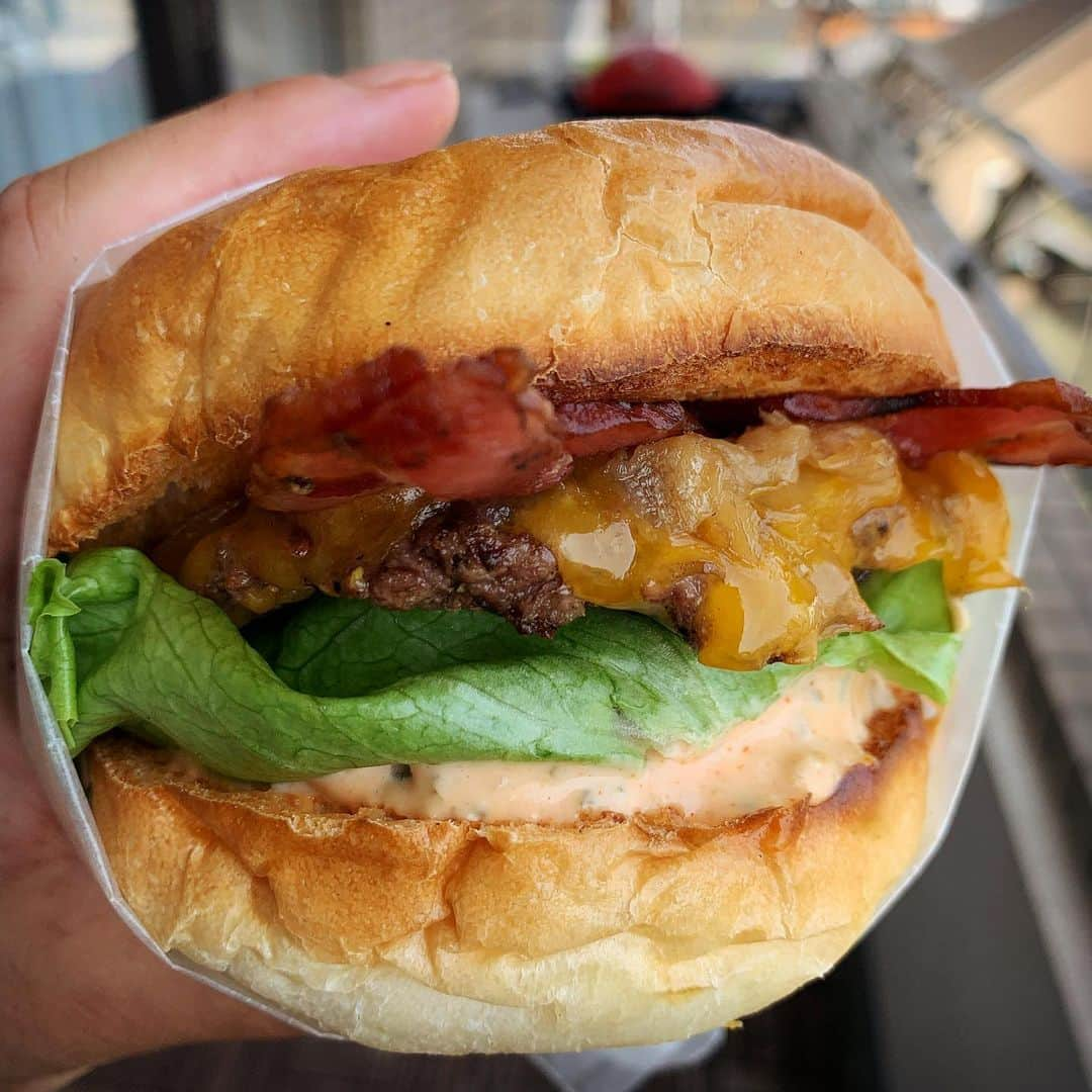 小堀ケネスのインスタグラム：「Happy Mother’s Day!! Made an “In N’ Out” Animal Style burger with bacon on the BBQ grill for Mother’s Day!   今日母の日にバーベキューグリルでベーコンチーズバーガーを作りました！😋　  #notdrunk #mothersday #innout #baconcheeseburger #tokyo #母の日　#パパ料理#ベーコンチーズバーガー＃鬼ママ#ディーン君#ハッピー家族  @mariakamiyama」