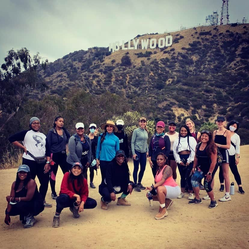 吉田沙織のインスタグラム：「Hiking hotties😎❤️ . . . Because of the pandemic, i haven’t been able to visit my family and friends in Japan for a while🥲 But I’m appreciated that I’ve been able to spend a precious time with my partner and made it through a tough time together😌💕 And also very appreciated finally we can gradually start a after pandemic era and connecting with people 🙏🏻✨  パンデミックで1年以上引きこもりだったのですが、やっと外の世界との交流が再開できて嬉しい😆 日本にもなかなか帰れないし、日本の家族にも友達にも会えないし、外にも出れないし寂しいよぉ🥲と思っているのは私だけじゃなかった事が、他の人と話してみて判明👀こうやってちょっとずつ、また人と交流できるようになるのはありがたい事ですね🙏🏻❤️」