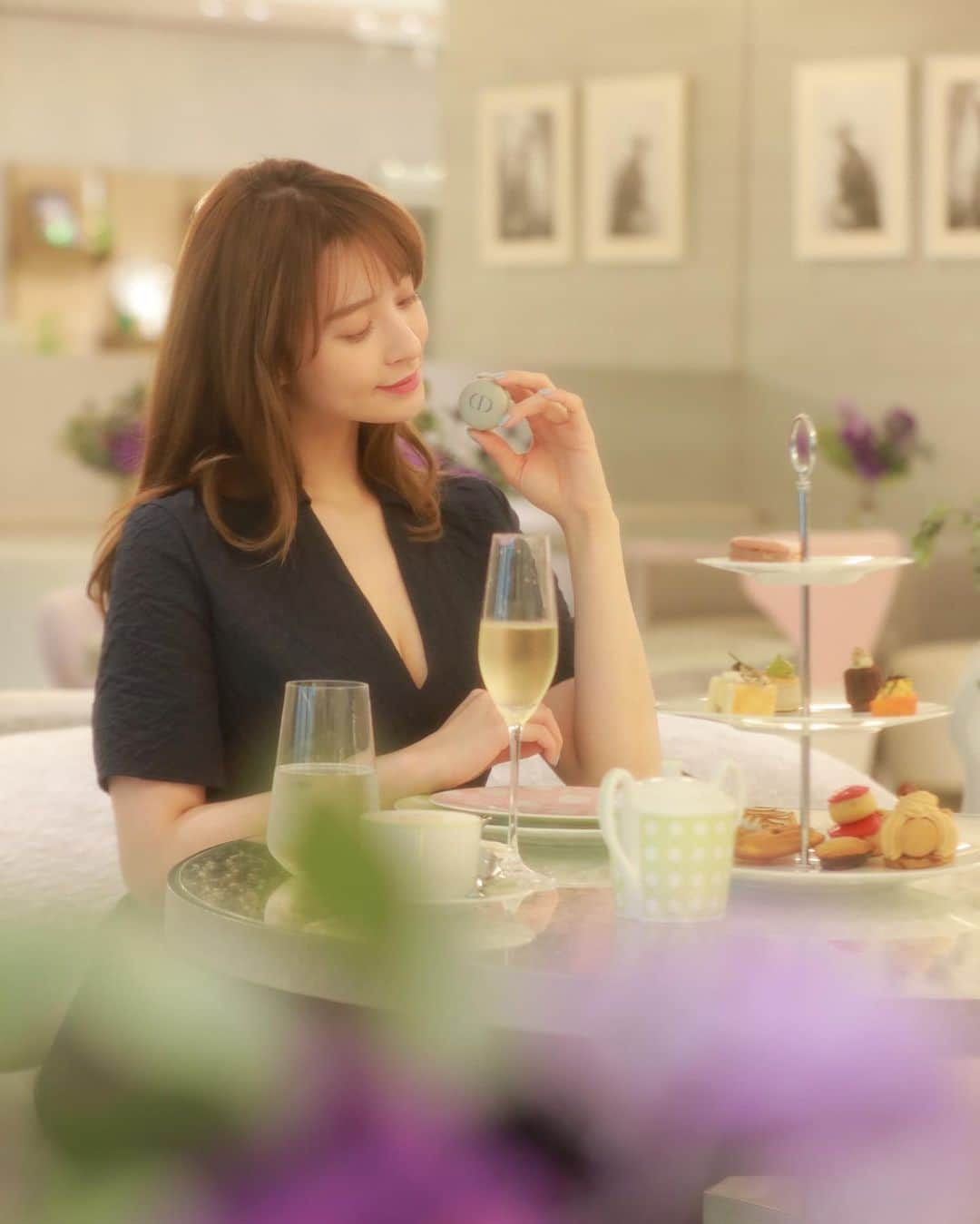 野崎萌香さんのインスタグラム写真 - (野崎萌香Instagram)「Café Dior by Laduréeの第一号店が 銀座シックスにオープンするので一足先にお邪魔してきたよ🫖🩰  クリスチャン・ディオールを オマージュしたデザートメニューが沢山あり、 店内もとても可愛くて、 スイーツもどれも心躍る可愛らしいデザインと おいしさで大満足でした📖💃🤍  #cafediorbyladuree」5月9日 7時33分 - moeka_nozaki