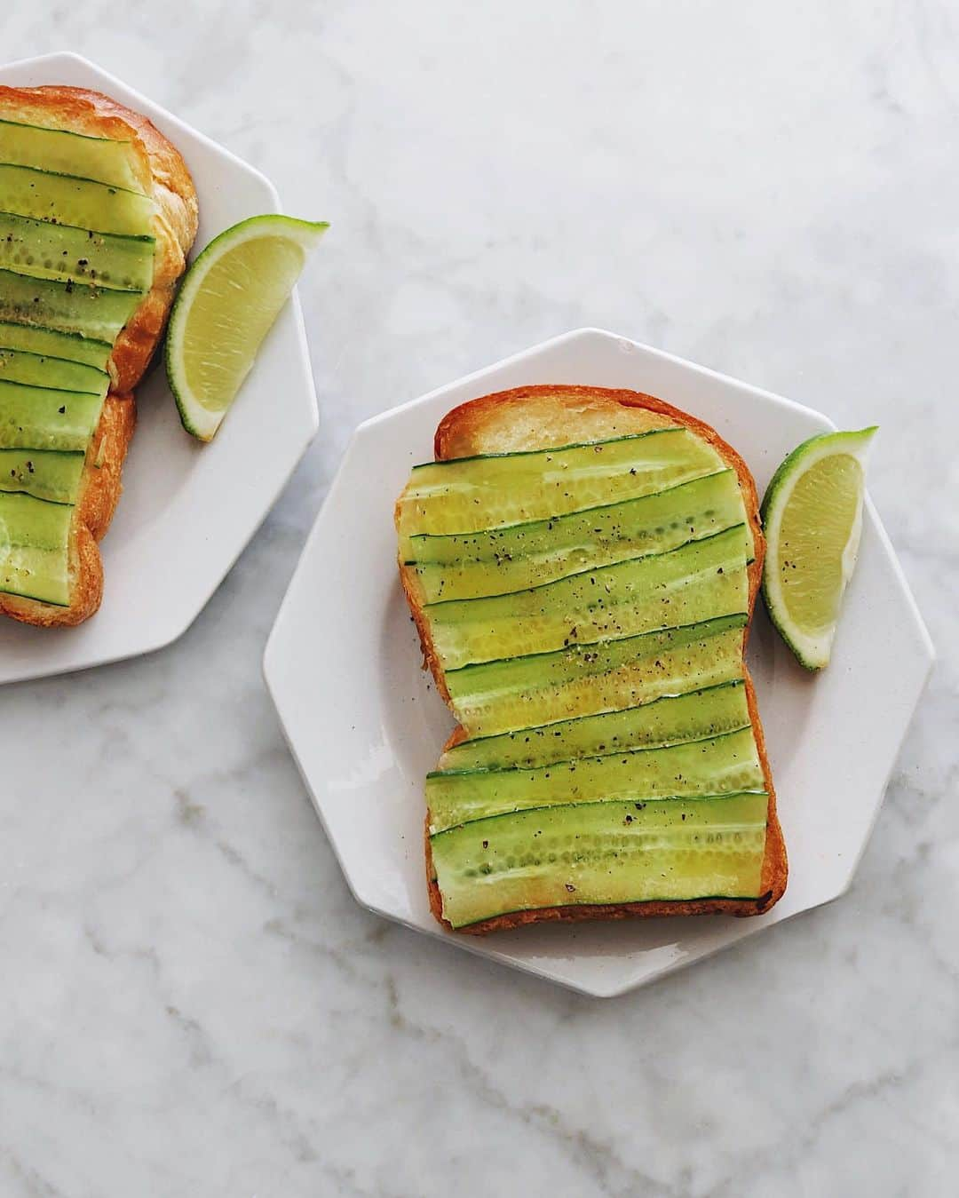 樋口正樹さんのインスタグラム写真 - (樋口正樹Instagram)「🥒 cucumber toast . 今朝はキュウリトースト。  緑のボーダーが爽やかで 夏を感じるおいしい一枚😋 . 野菜や果物のトーストは マユ子さんのアイデアが とても参考になりますよ。 フォローもぜひどうぞ〜 👉@mayukoyamaguchi_tokyo . . . #キュウリトースト #きゅうりトースト #世界一かんたんに人を幸せにする食べ物それはトースト #イギリスパン #トースト #夏野菜 #夏トースト #アンデルセンイギリス #アンデルセン #熱中症予防 #cucumber #cucumbertoast #andersen #toast ﻿#toastforall」5月9日 7時32分 - higuccini