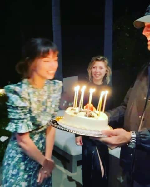 アナ・デ・アルマスのインスタグラム：「I’m so grateful I got to celebrate my birthday with my loved ones. Thank you for the gifts, letters, flowers, cakes, and all the love! Cheers to an incredible year ahead! 🌸♥️🎉」