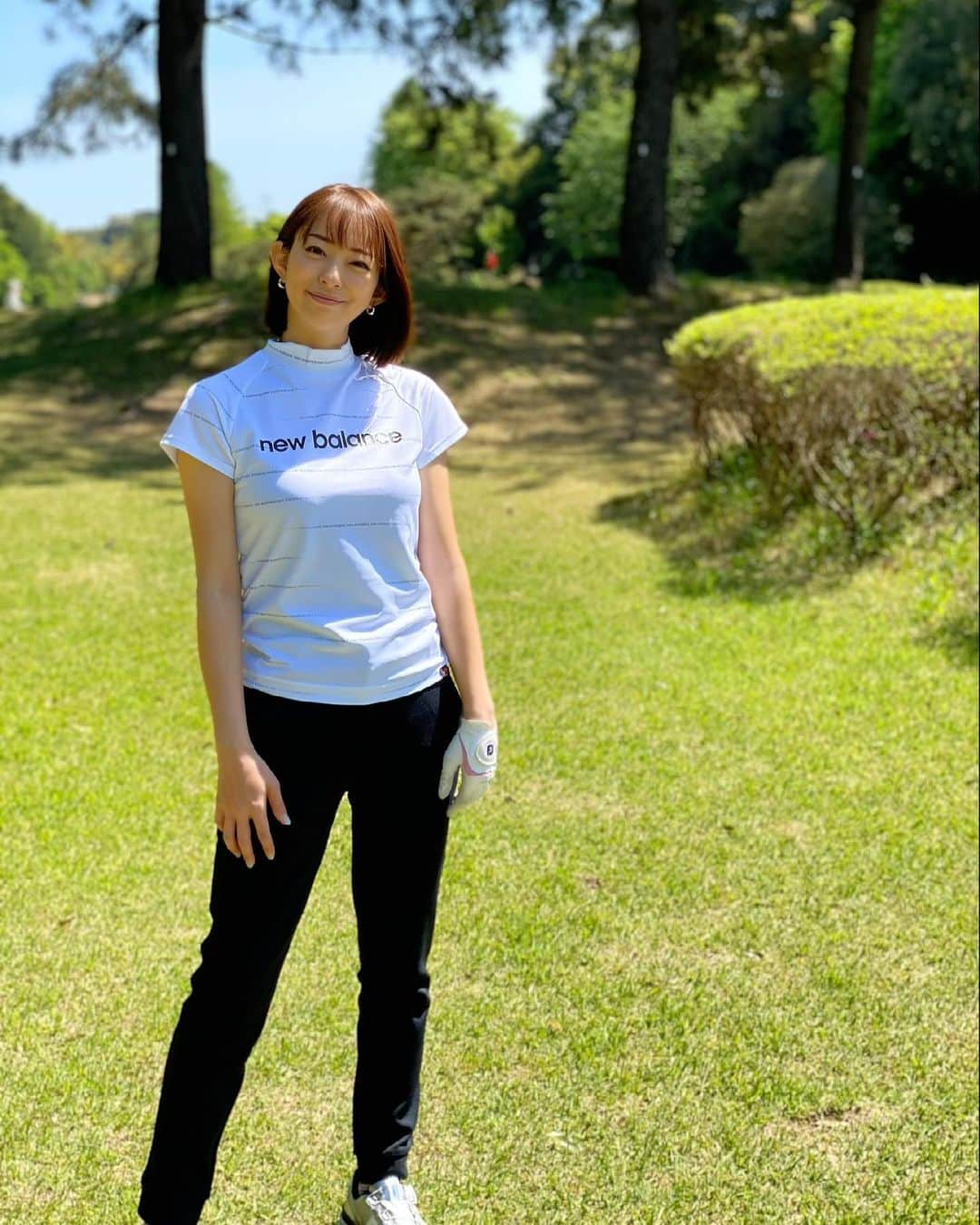 RIKAのインスタグラム：「. たまにはパンツも履きますよ🙆‍♀️ このニューバランスのパンツ、ストレッチきいててめっちゃ動きやすい❣️ @newbalancegolf_japan  . ゴルフだけじゃなくてバスケの練習とかにも使えそう🏀 ←バスケはもう動けないからやってません。 . パンツ履くとなんか上級者っぽく見えるのは自分だけかな。。 スコアは全然伸びてませんが🥲 . ウエアに似合うスコア出せるように頑張りまぁす🙆‍♀️⛳️✨ . . . #ゴルフ#golf#⛳️#ゴルフ女子#ゴルフ好き#ゴルフウエア#ゴルフコーデ#ゴルフスイング#골프 #골프웨어 #골프스윙 #여행 #해외여행 #골프스타그램 #골프중독 #와인 #소주 #좋은시간#newbalance#newbalancegolf#ニューバランス」