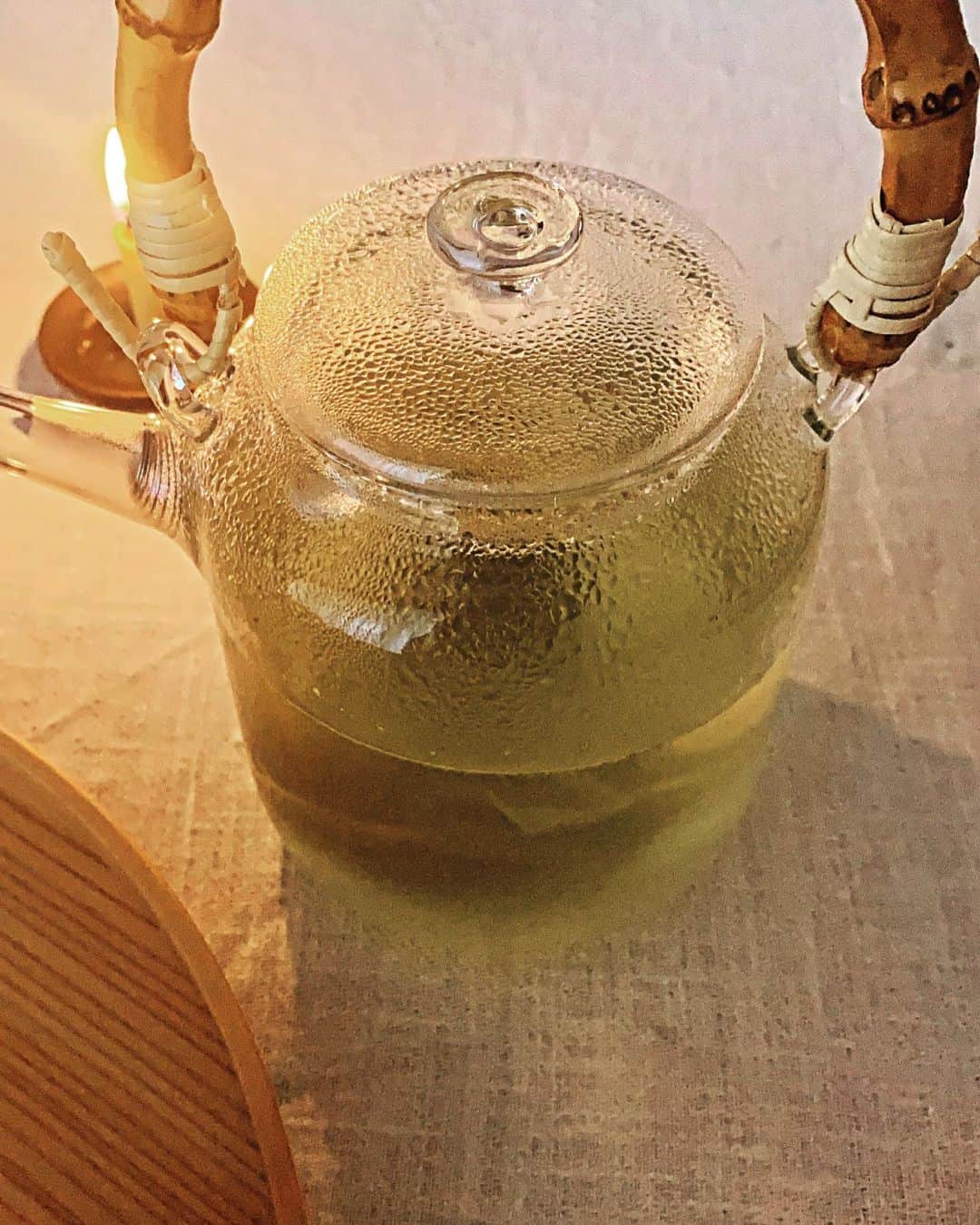 のインスタグラム：「みなさま、おはようございます♪😌  たまには ライフスタイルの一部を🍵🍵🍵 良きかな  私はお茶が大好きなんですけど、 お茶を入れるガラスポット @studioprepa   ろうそくは大好きな友人が わたしがお米が好きだからって #お米のろうそく をくれて大事に焚いてるっ  みなさんも良い朝を〜🍃」