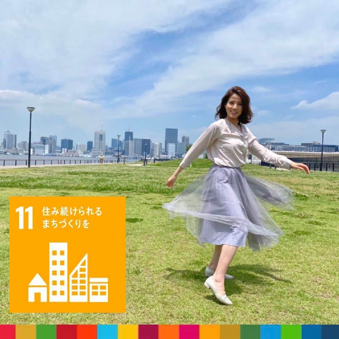 フジテレビアナウンサーのインスタグラム：「* 永島優美です。  自然の中で撮った写真あるかな〜🤔と カメラロールを遡り、見つけました！  これは去年、めざましテレビのYouTube用に芝生でダンスの撮影をした時のもの💃🏼 真剣に踊っていたのですが、 2枚目は完全にホラー映画のようですね…笑  最近はなるべく緑の多い道を通って帰っています🌳  次は裸足で芝生を感じたいです👣🌿  #楽しくアクションSDGs #sdgs #11住み続けられるまちづくりを #永島優美 @yuumi_nagashima  #フジテレビ アナウンサー #身近な場所でearthing」