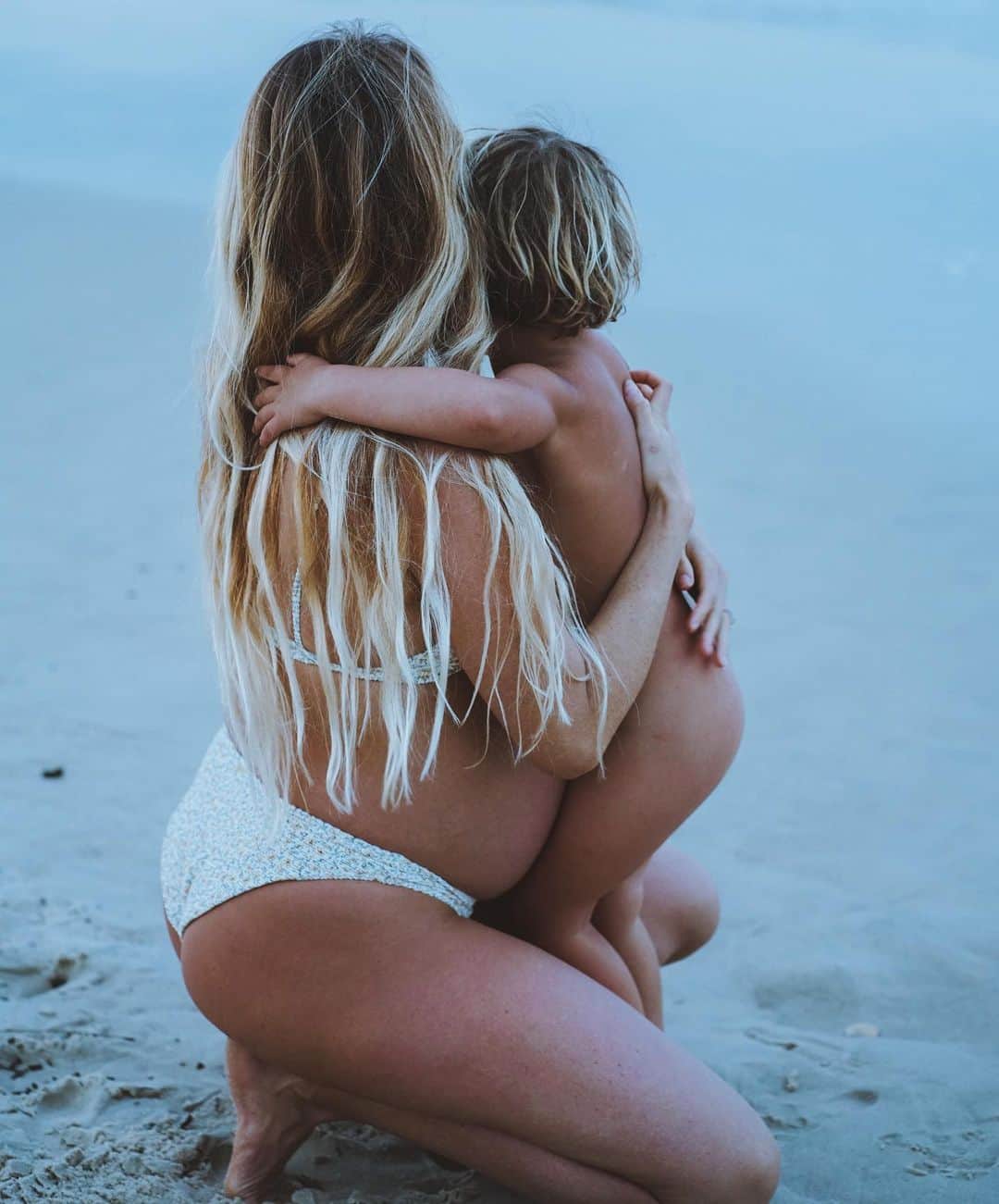 アラナ・ブランチャードのインスタグラム：「Happy Mother’s Day to all the mamas out there. You are all amazing💙✨」