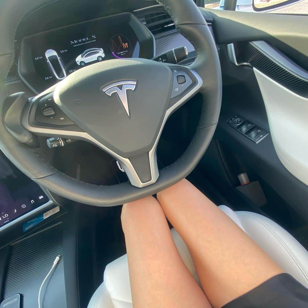 あいみさんのインスタグラム写真 - (あいみInstagram)「TESLA Model X  swipe→走行動画あるよ💗  #TESLA #テスラ #電気自動車 #modelX」5月9日 10時17分 - aimi_feti