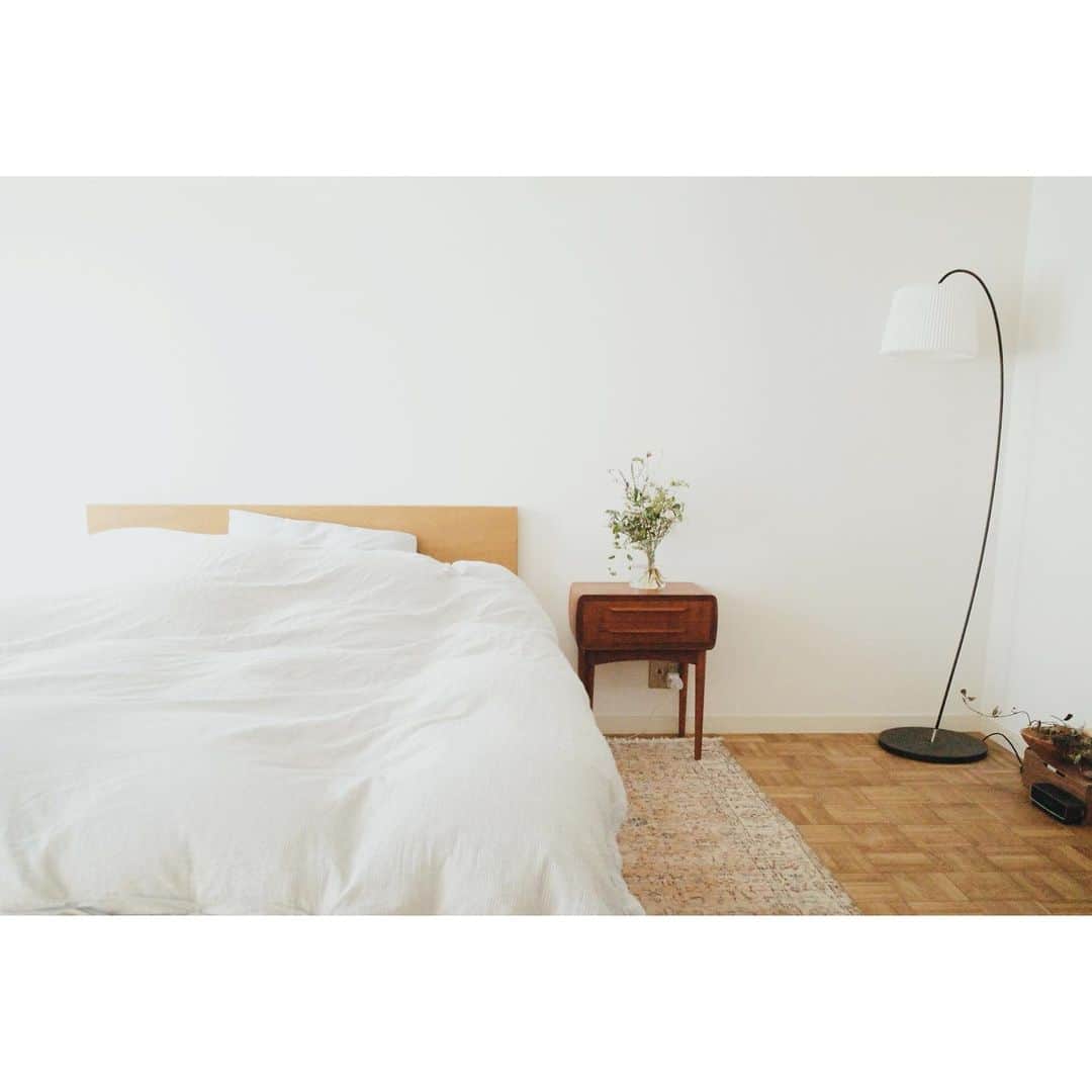 高山都さんのインスタグラム写真 - (高山都Instagram)「寝室がどんどん好きな空間になっていく。 去年は本当に眠れなくて悩んでいたけど、思い切って引っ越して良かったなーと、この部屋にいる時間に1番感じます。 ずっとベッドサイドのテーブルを探していて、先日ふらっと行った @haluta_tokyo で出会ったJohannes Andersen のチェスト。 すごく素敵で、部屋がぐっと締まった。 #都の部屋の日々の記録  #johannesandersen」5月9日 10時35分 - miyare38