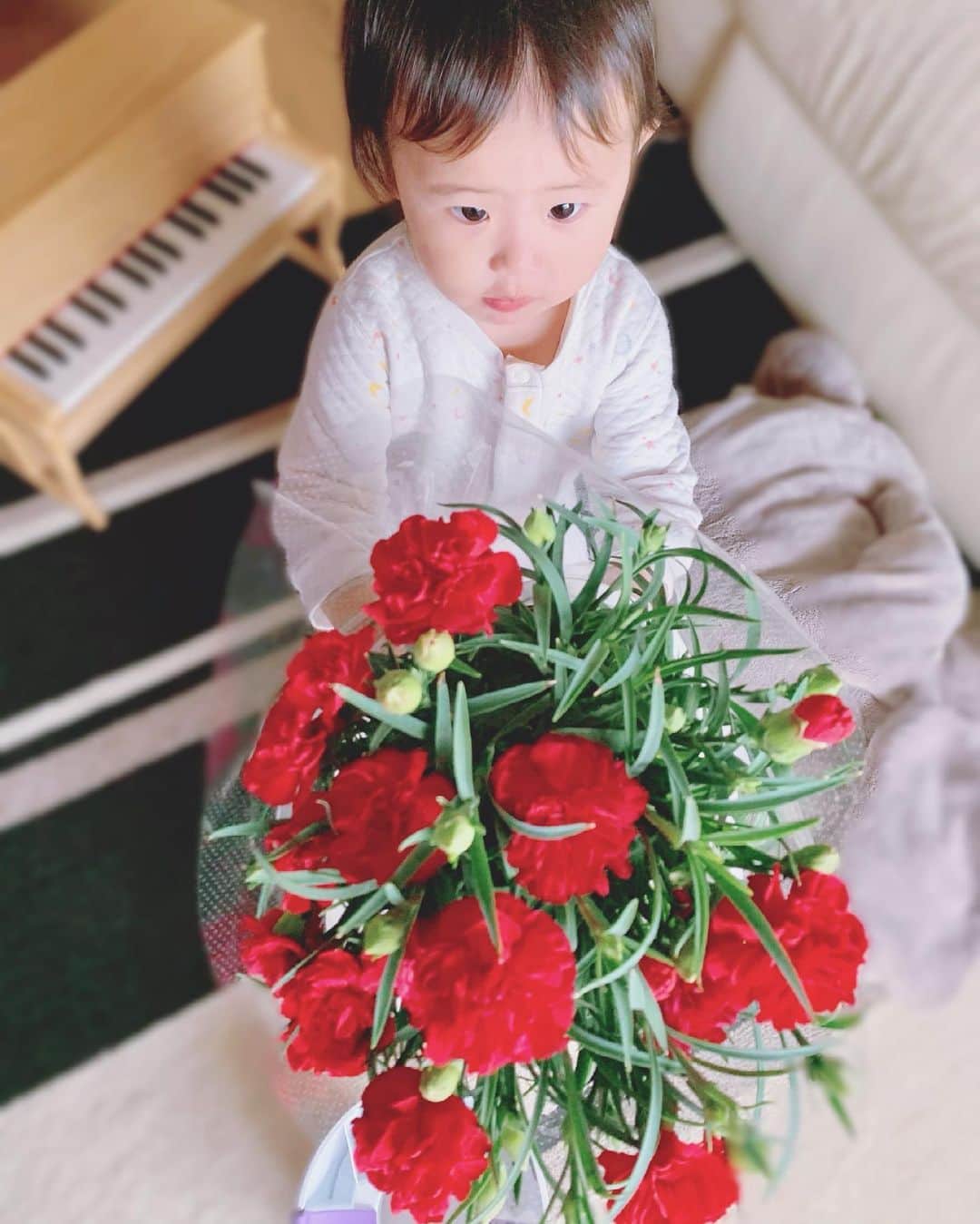 来夏のインスタグラム：「#🌹 お花のパワーはすごい☺️✨  母の日に限らず 皆お母さんから生まれたのだから 誰にでも優しくある世の中だといいな❤️ give&giveの世界へ🌏 #mothersday  #お母さんいつもありがとう」