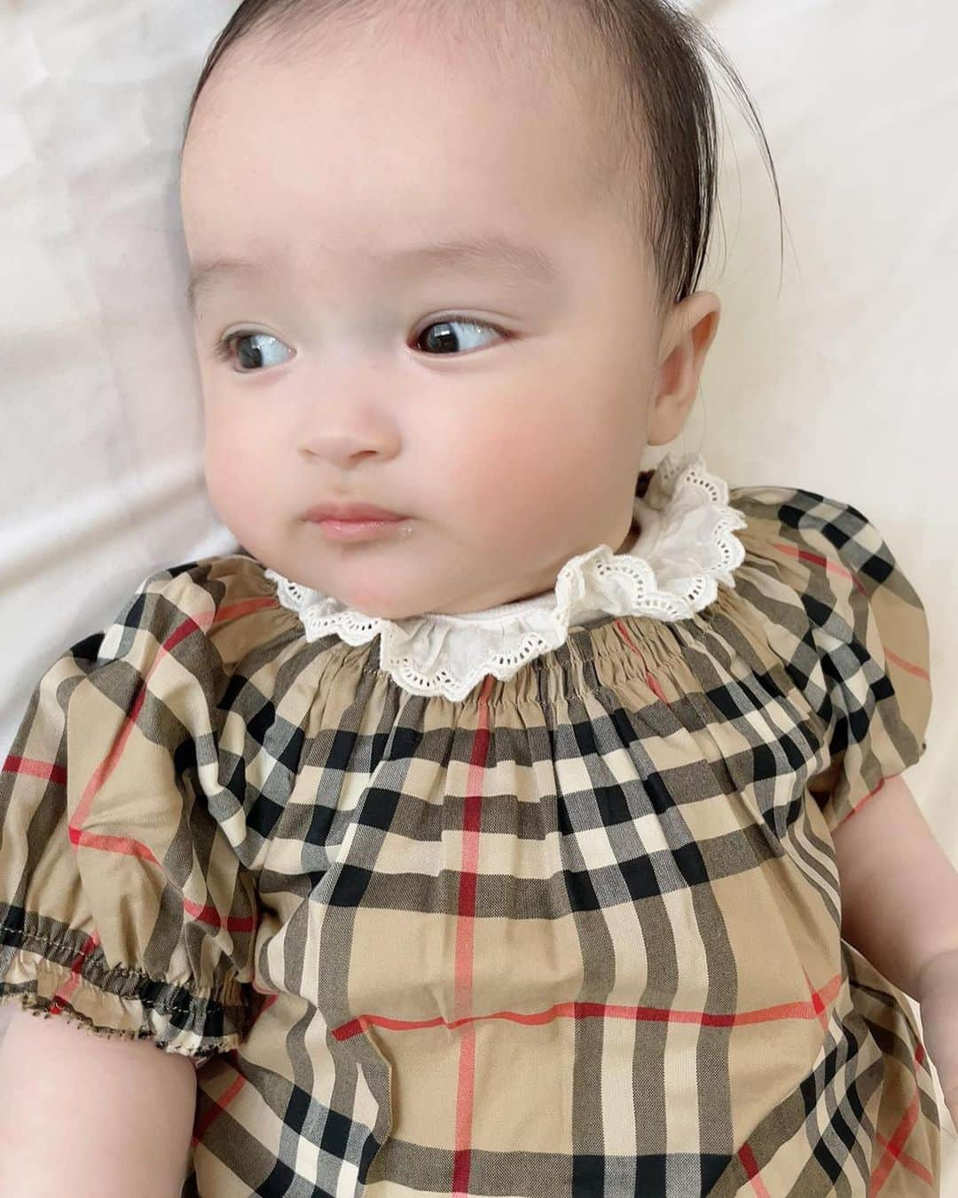 アレクサンダーさんのインスタグラム写真 - (アレクサンダーInstagram)「生後半年❤️ 美人ちゃん❤️ #Burberry #baby #赤ちゃん #niñas」5月9日 11時10分 - alexanderfriends