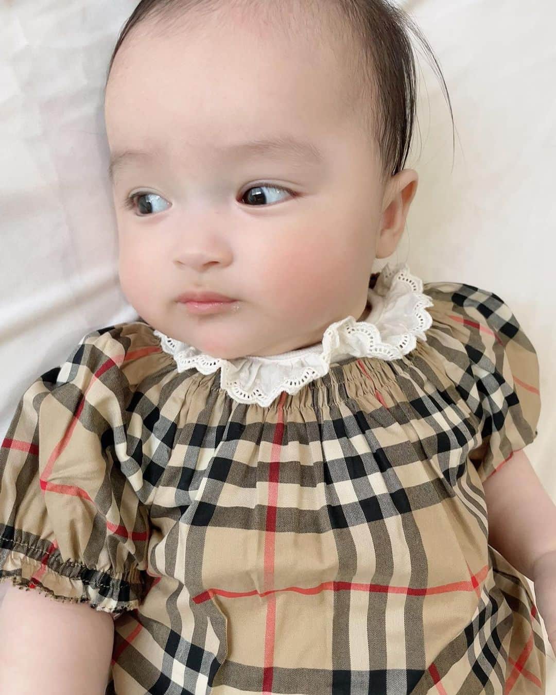 アレクサンダーのインスタグラム：「生後半年❤️ 美人ちゃん❤️ #Burberry #baby #赤ちゃん #niñas」