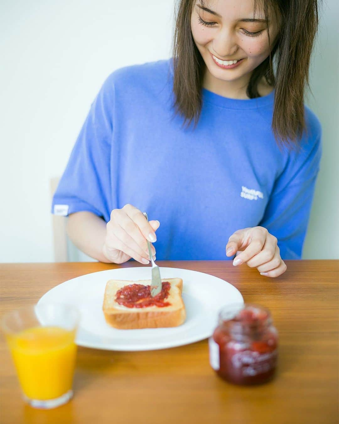 小坂菜緒さんのインスタグラム写真 - (小坂菜緒Instagram)「日向坂46のあの曲が脳裏に流れてきそうな、朝食風の写真集未掲載アザーカットをアップ🍓 Twitterでは、こちらとはまた違う写真集未掲載アザーカットを使った #こさかなとおうちデート をこのあとリアルな時間でお届けします。ぜひこさかなと一緒に素敵な1日を過ごしてみてくださいね☕️ ▶︎Twitterも @kosakanatops #小坂菜緒1st写真集君は誰？ #小坂菜緒 #日向坂46 #この夏をジャムにしよう」5月9日 11時15分 - kosakanatops