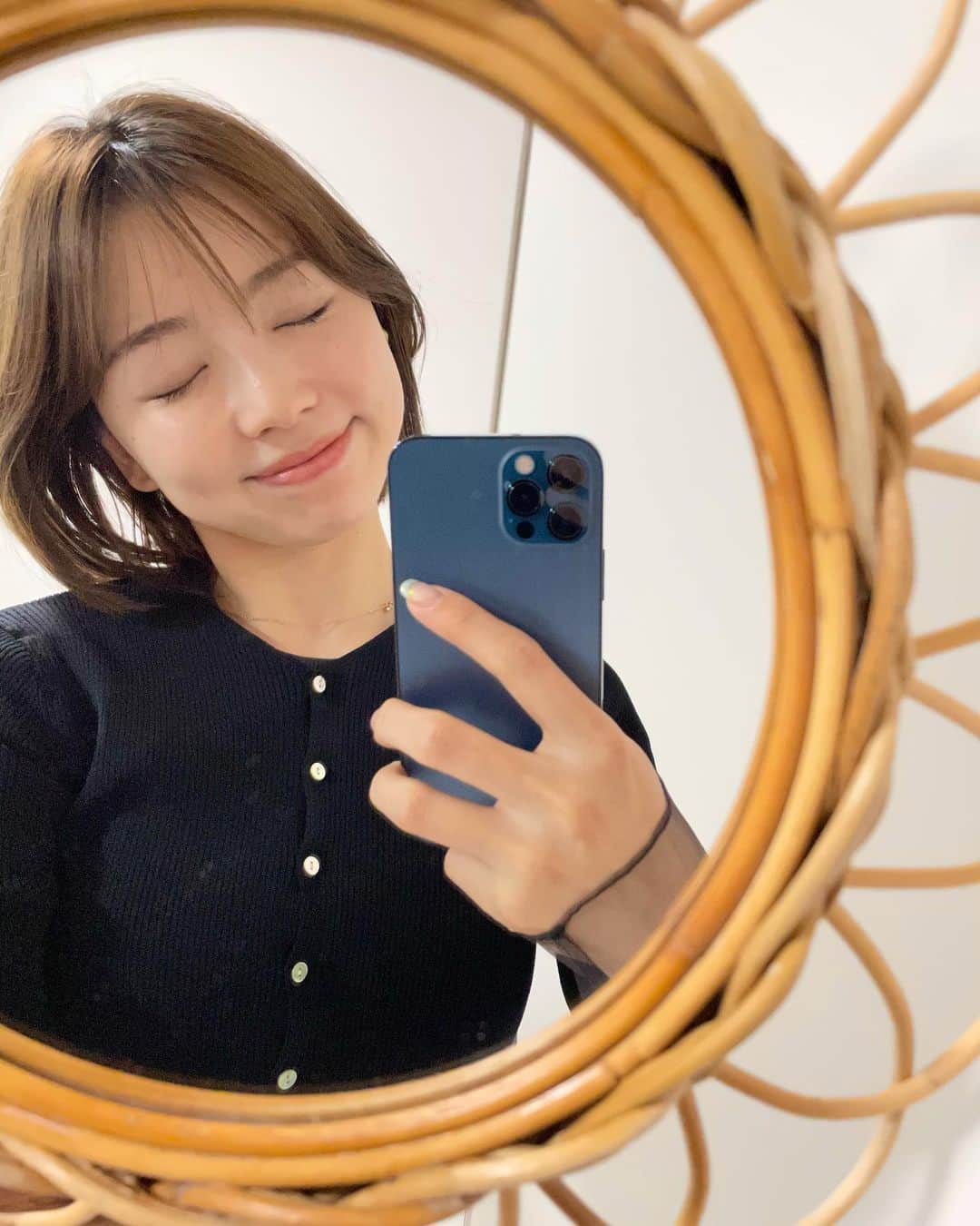 青山あみのインスタグラム：「とっても可愛い友人に勧められて、@fourseasons_clinic.t にて #prp再生療法 ってゆうのをやってきました🥰  自分の血を抜いて、血小板だけを肌に入れていくんだけど、かなり丁寧なドクターのおかけで、痛くないし、 ダウンタイムもそんなに気にならなかった🌷 (2枚目写真、やった直後のお肌)  即効性はないのだけれど、将来を見据えた時に、確実に違いがでるみたいだから、楽しみだー♡ でも、1ヶ月たった今はお肌の調子が絶好調✌️ 続けてやってみよーっと！ 女子は、美は永遠ですね、🤔  母になっても綺麗でいたい気持ちはみんな一緒♡」