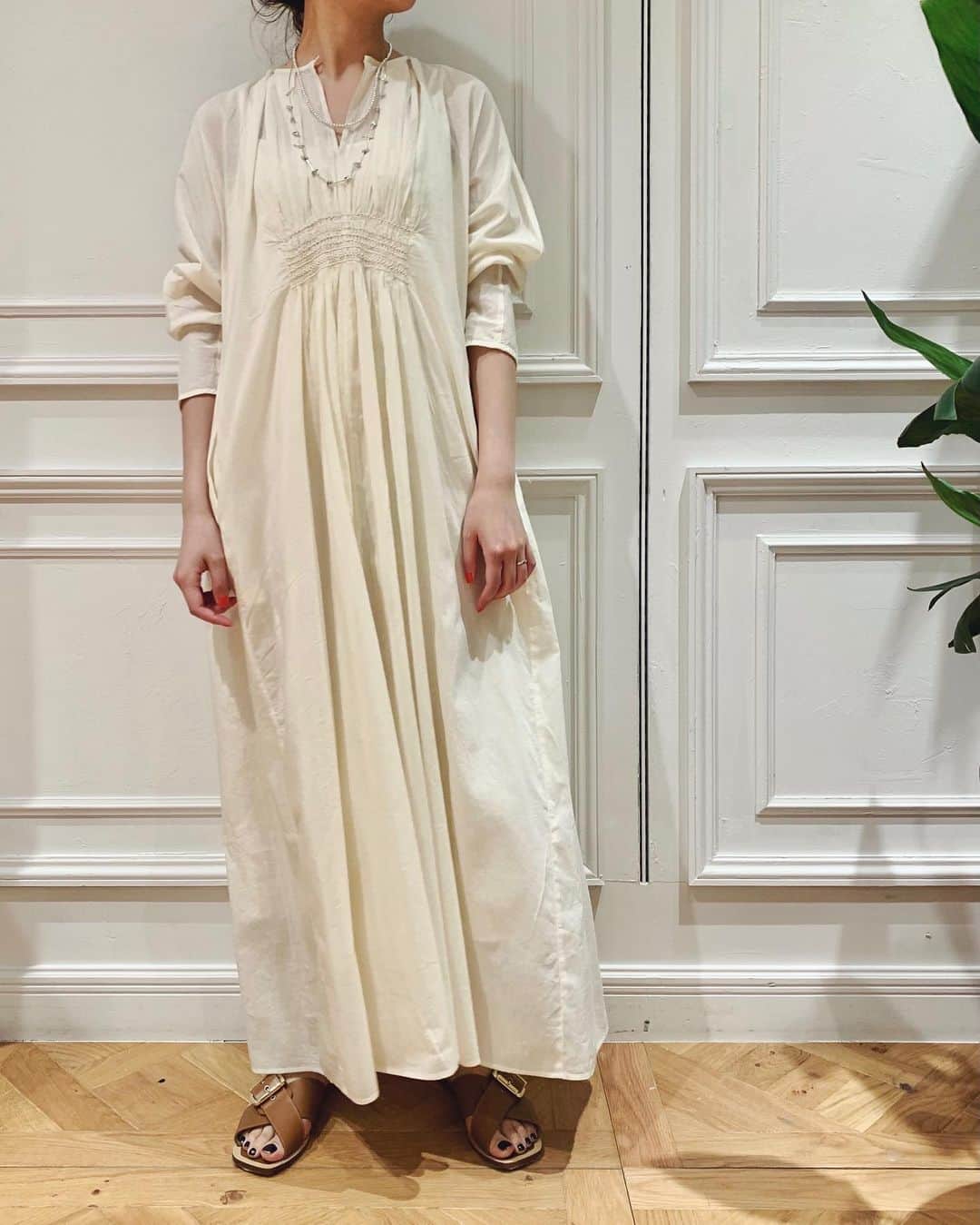 IÉNA LA BOUCLEさんのインスタグラム写真 - (IÉNA LA BOUCLEInstagram)「"KALANCHOE"  2020SSデビューの日本ブランド。 カランコエとは、育てやすく一年中楽しむことができ、人々の日常に寄り添う親しみやすい花のこと。 東京とインドのデリーを拠点として、インド独特の柔らかい素材や色彩、伝統的なプリントの技法や細やかな刺繍の技術を取り入れ、サステイナブルを高く意識し、雇用と環境面においても現地の工場や人々と取り組んでいるブランドです。  one-piece【KALANCHOE】 ¥35,200 intax size:free col:natural,navy no.21040910014710 取り扱い店舗:NEWoMan新宿店、名古屋タカシマヤゲートタワーモール店、ルクア大阪店、ベイクルーズストア  ☎︎ご相談やEコレクト(通信販売/送料無料)もお気軽にお問い合わせ下さい。 ※lumine card web決済もご利用頂けます。  ※NEWoMan新宿店　休業中の通信販売受付日 →水、土 11:00〜16:00  #iena_la_boucle﻿ #laboucle #iena﻿ #boucle_21ss」5月9日 11時52分 - iena.la.boucle.store