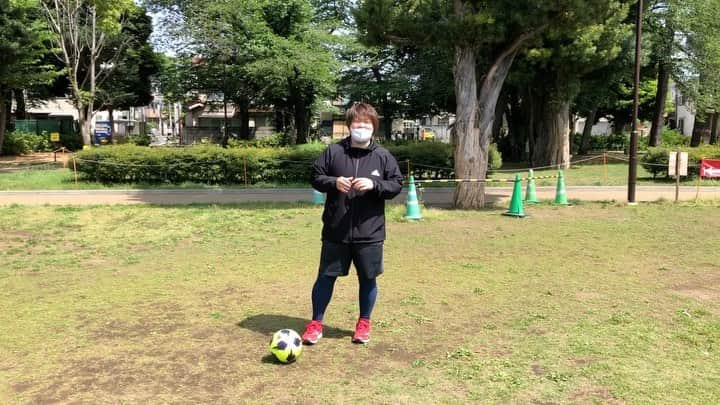 杉本美香のインスタグラム：「・ ⚽️リフティング練習1回目⚽️ ・ 今日の最高5回 ・ 乞うご期待〜👊😉 ・ ・ #リフティングチャレンジ #飽きるまでやる #空いた時間のみ #コツおしえてください #柔道以外は飽き性 #飽き性がどこまでいけるか #リフティングチャレンジ仲間募集中 #笑顔 #smile😊」