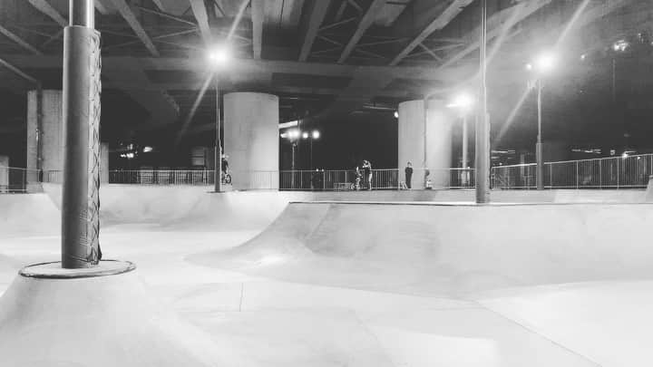 紺野千春のインスタグラム：「夢中になれるものがある事がなにより！ #skateboard  #skatebording  #skater  #son #shinyokohamaskatepark」