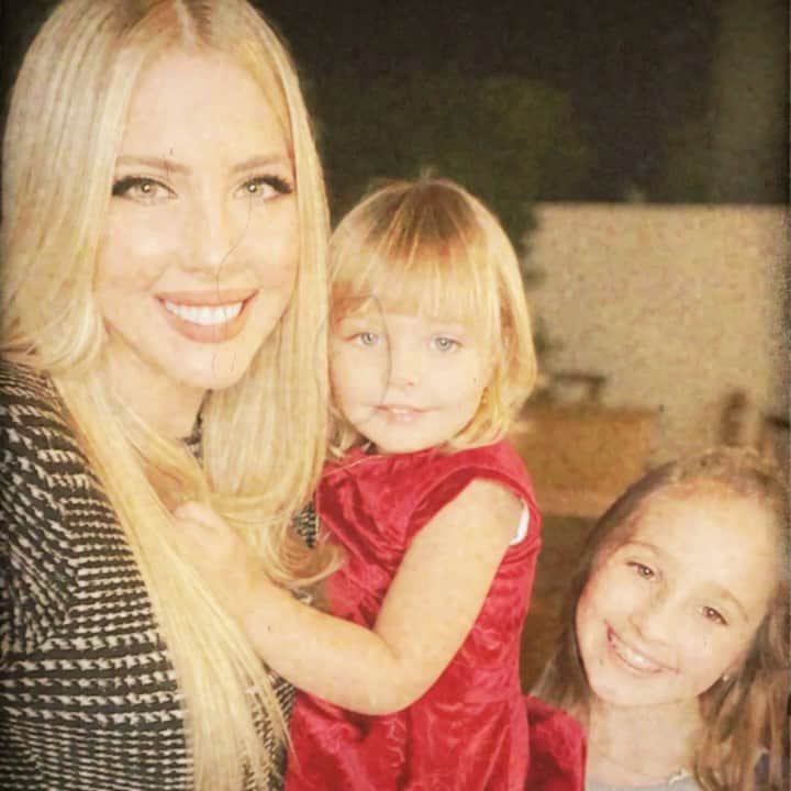 Sascha Barbozaのインスタグラム：「Hoy es un día muy especial, uno de mis favoritos al año, ser mamá es una de las cosas más maravillosas que me ha pasado. Me ha llenado de un amor que nunca jamás pensé sentir, me ha enseñado muchísimo, me ha enseñado a crecer, a tener más empatía, y ha llenado mi vida de muchísimas felicidad! Es un día también para celebrar a todas las mamás con las que crecí, porque la mamá que soy hoy en día es un conjunto de todas las cosas que aprendí de ellas! No existe mamá perfecta, no existe un único estilo de ser mamá, cada quien lo hace a su manera, lo mejor que puede y con amor. Siento que somos un conglomerado de las personas que nos tocan en la vida.  Yo estoy inmensamente agradecida por cada una de ellas! Principalmente por mi mamá que es una mamá increíble, una abuela espectacular, incondicional, amorosa, paciente, por mi hermana, mis tías, mis abuelas, la mamá de mi esposo, mis amigas mamás, todas han marcado mi vida de distintas maneras y de todas he aprendido.  Hoy celebro no solo a las mamás en mi vida sino a todas las mamás en el mundo, las que tienen un hijo y las que tienen seis, las que no pudieron tenerlo pero lo tuvieron un ratito dentro de si, a las que adoptaron, a las que se quedan en casa  y a las que salen a trabajar, a las que dan pecho y a las que dan fórmula, A las relajadas y a las sobre protectoras, A todas las que crían con amor y dedicación! Este es nuestro día y hay que celebrarlo! las quiero!❤️」