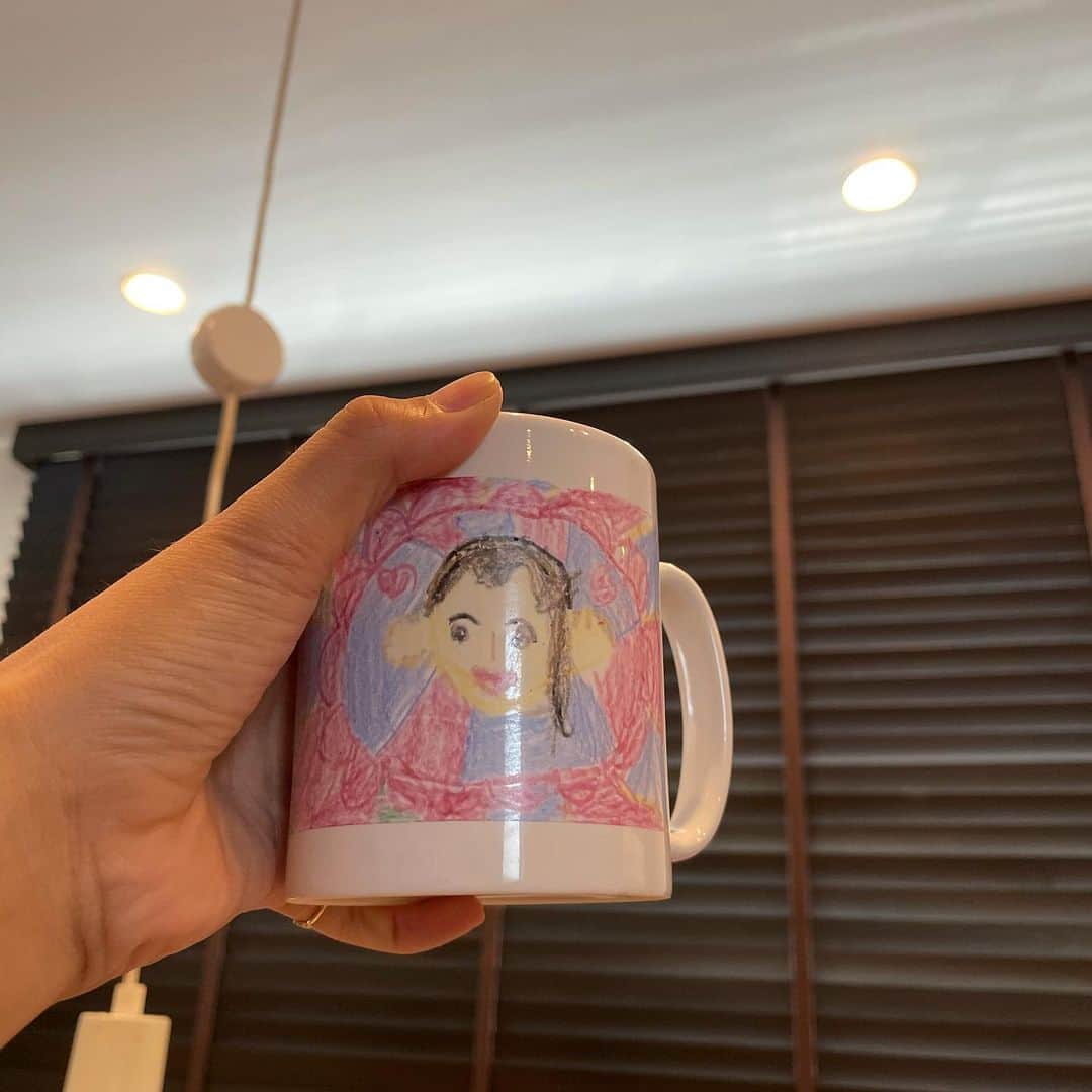 ギャル曽根のインスタグラム：「母の日。 今日は娘が似顔絵付きのマグカップ、息子がお手紙をくれました。 #泣いちゃったのは内緒。 #日々成長してくれている子供達に感謝。 #母の日。 #息子の手紙に長生きしてねと書いてありました。 #母ちゃん頑張って長生きするね。 #💪🏻」