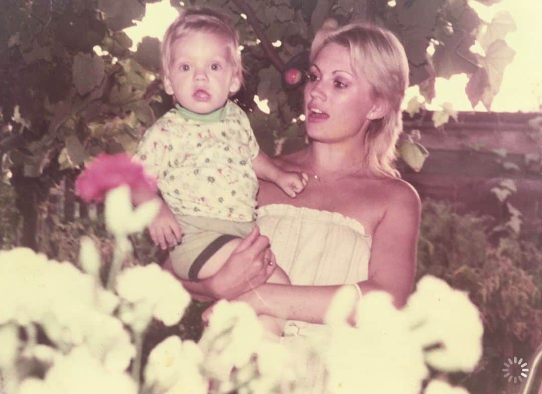 セバスチャン・スタンのインスタグラム：「Happy Mother’s Day to the woman who gave me everything! Even when we had nothing, she encouraged me to believe in myself, to follow my dream and to be honest with myself...I love you mom! I owe you everything.」