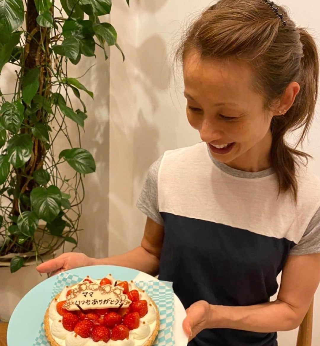 花田美恵子さんのインスタグラム写真 - (花田美恵子Instagram)「「ママ」になって25年...  振り返ると 反省と後悔ばっかりだけど 一生懸命な毎日でした  「ママ」にならせてくれて ありがとう😊  #tokyolifestyle #mothersday #thankyou #sohappy #4kidsmom  #母の日 #ありがとう」5月9日 23時22分 - hawaiimieko