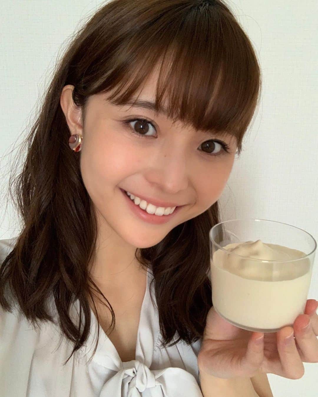 フジテレビアナウンサーのインスタグラム：「渡邊渚です。 5月9日はアイスクリームの日🍨 渡邊家のアイスクリームはだいたい手作り。 幼い頃に買ってもらったアイスクリームメーカーで、自分好みのアイスを作ります。  牛乳、生クリーム、卵、砂糖をしっかりかき混ぜてから機械にいれ、10分ほどハンドルをぐるぐる回せば、簡単に完成✨ フルーツやジャム、紅茶を入れるなどアレンジも楽しくて、特にオススメなのはわさびとアボカドのアイスです。 アボカドのクリーミーさと、ピリッとしたわさびの香りが意外といい組み合わせなのです🙆‍♀️  機械がなくてもお家で作ることができるので、ぜひみなさんも試してみてください✨  #今日は何の日 #5月9日 #アイスクリームの日 #手作りアイス #フジテレビアナウンサー #渡邊渚 @watanabenagisa_」