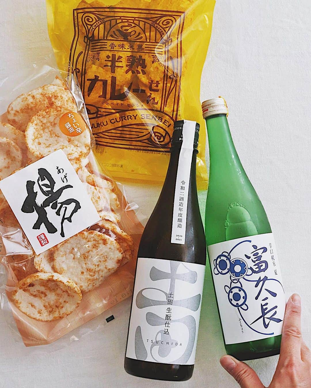 樋口正樹さんのインスタグラム写真 - (樋口正樹Instagram)「🍶 . 勝手に日本酒マラソン、 ５月は諸事情で２本と、 あと自粛生活に大切な 煎餅屋仙七の煎餅２種✌️ . 右のお酒は広島県より、 今田酒造本店の富久長 辛口純米の夏酒の一本。 今夜はコレをいただく😋 . もう１つは群馬県より、 土田酒造の生もと仕込。 以前お店でいただいて お気に入りだった一本👍 . 勝手に日本酒マラソン 残り２９都道府県です。 年内完走できるか心配😅 . . #勝手に日本酒マラソン #今田酒造本店 #富久長 #辛口純米 #広島のお酒 #土田生もと仕込 #土田酒造 #群馬のお酒 #飲み比べ #日本酒 #日本酒好き #日本酒飲み比べ #日本酒男子 #日本酒好きな人と繋がりたい #煎餅屋仙七  #半熟カレーせん #揚げ #揚げせんべい  #角打ち #備忘録 #お酒の備忘録 #sake #🍶」5月9日 15時02分 - higuccini