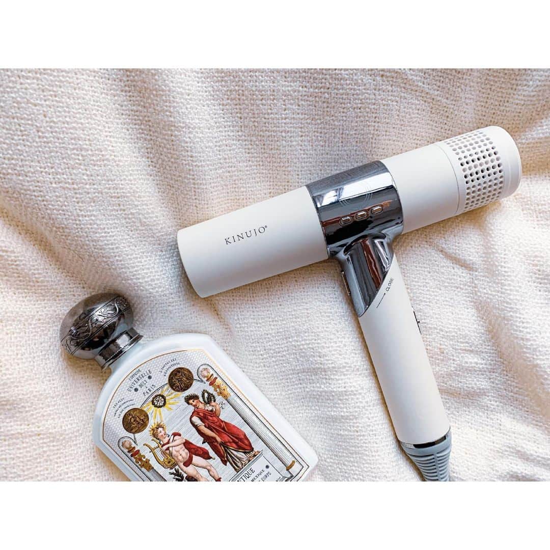 上野なつひのインスタグラム：「おウチ時間が増えてお家家電を調べ尽くす日々。 今はプロジェクター、冷蔵庫、洗濯機探してます✨  最近買ったドライヤー✨ 毎日使う物なので選ぶのにかなり慎重になった結果コレにした！  特に癖が強く量も多い、傷みやすいから…  「KINUJO」 ウルツヤ速乾でデザインもむっちゃ可愛い！本当買って良かった🌼  ●風力が3段階（強はかなり強い） ●熱量も3段階（艶出し効果） ●超！遠赤外線で髪に優しい ●折り畳めてコンパクト軽い  モカと迷ったけどホワイトに！  こんなコンパクトでオシャレなのに万能か機能付き。 GROSSやSCULPと言った髪や頭皮に合わせてケアで出来る！！  毎日の楽しみが増えたぁ〜⭐️  #絹女 #kinujo #ヘアケア #ドライヤー #最新家電 #ヘアスタイル」