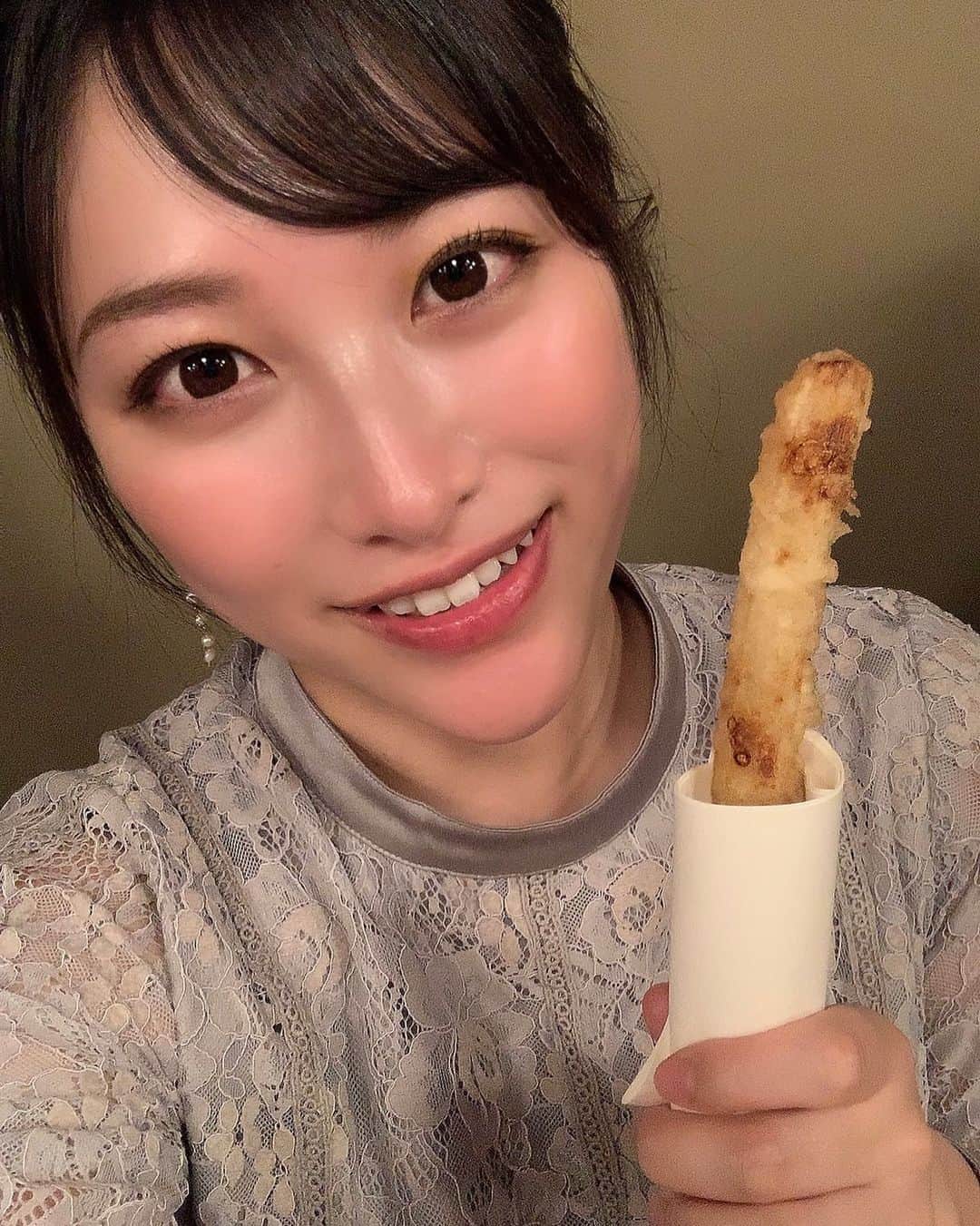 のインスタグラム：「うどの天ぷらと私。  Udo (Aralia cordata) tempura and me.  #春原未来 #美味しいごはん #京都グルメ #kyotogourmet #祇園四条 #gionshijo #うどの天ぷら #山菜大好き #アツアツ #ガブリ#楽しかった」