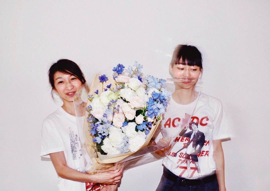 忽那汐里さんのインスタグラム写真 - (忽那汐里Instagram)「happy mother's day💐 身長は抜いたかもしれないけど、いつまでもマミーの背中を見て学んでゆきます。love you heaps mummy💗」5月9日 16時03分 - shiolikutsuna