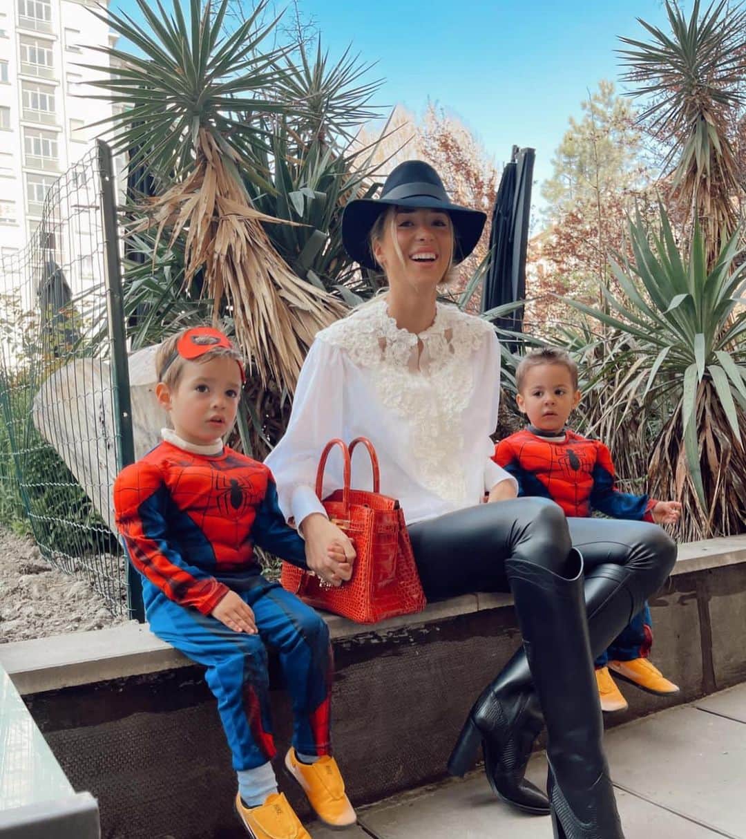 アルバロ・モラタのインスタグラム：「Buon giorno della mamma amore mio! Non potevo desiderare una mamma migliore per i nostri bambini, sei dolce come te Solo sai, sei severa quando devi esserlo, ma sopra tutto sei il posto sicuro di tutti noi. Da grandi ti ringrazieranno loro per tutto quello che fai per loro. Ma oggi lo faccio io. Sei la miglior mamma al mondo!!! Ti amiamo @alicecampello Auguri súper mamma!!!❤️❤️❤️」