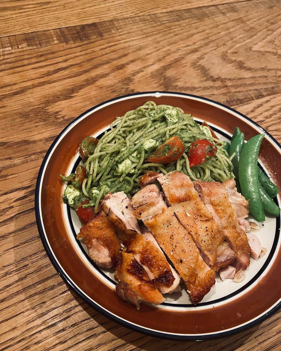 のインスタグラム：「﻿ 産直に新鮮なバジルが売っていたのでたくさん買ってジェノバソースに🤗﻿ ﻿ 夫の夕ご飯にパスタにしました。﻿ ﻿ ソースとパスタをあえる時に、コストコで買ってきたモッツァレラチーズを入れるとより本格的に🙆‍♀️﻿ ﻿ 私は夜は炭水化物は食べないのでチキンとスープだけ😂﻿ ﻿ ジェノバソースは作って冷凍しておけばお肉にもお魚にもすぐにかけて食べられるのでオススメです☺️﻿ ﻿ #ごはん#おうちごはん#バジル#ジェノバソース#パスタ﻿ ﻿ ﻿」