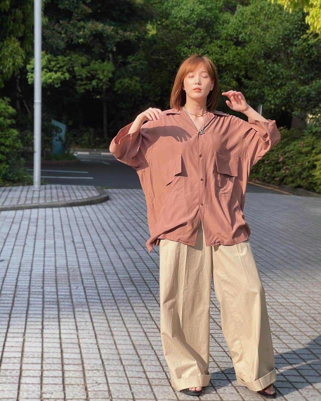 本田翼さんのインスタグラム写真 - (本田翼Instagram)「🌳 緑が濃くなってきました。 夏が近づいてきましたね。 @yoke_tokyo の絶妙なくすみカラーのダボダボシャツと 割と最近買った @loewe のチノパン、 ずっと履いてる @togaarchives の🩴 @in_m_o_o_d のネックレスもそろそろ元取れそう ちなみにシャツはメンズです👾 #ほんだのふく」5月9日 16時29分 - tsubasa_0627official