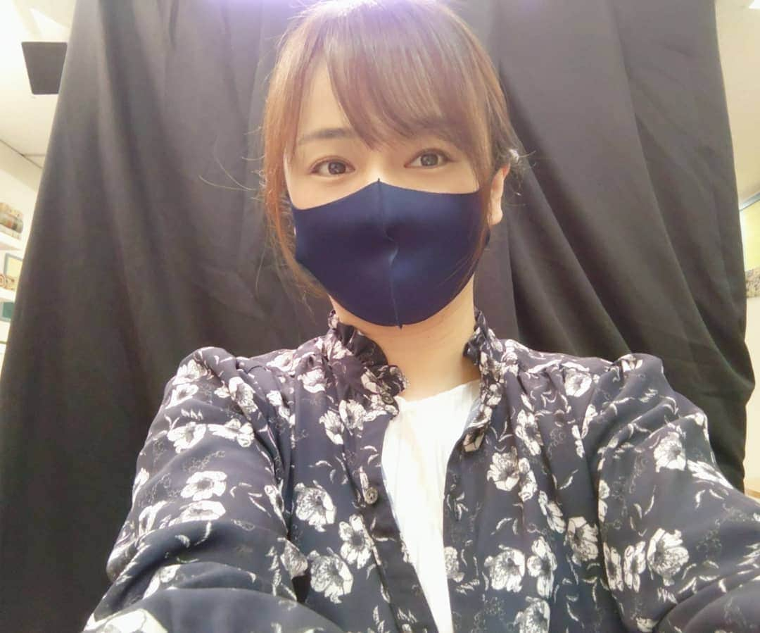 安田さちのインスタグラム：「マスクの写真多すぎですね😷💦  ラジオの時もマスクを付けたまま話しているので、酸欠気味になるときがあります😂  #ラジオパーソナリティ  #FMしながわ#ほっとラジオしながわ #カラーマスク#花柄ワンピース」