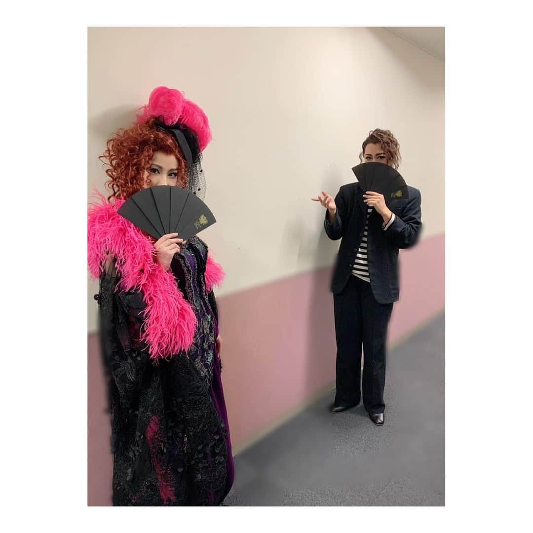 宇月颯さんのインスタグラム写真 - (宇月颯Instagram)「.﻿ .﻿ エリザベート﻿ TAKARAZUKA25周年﻿ スペシャルガラコンサート﻿ ﻿ 思い出写真〜👏👏👏❤️﻿ この時期に公演出来た奇跡に感謝して、バージョンごとに振り返ってみたいと思います✨﻿ まずは、フルコスチュームバージョンから！！﻿ ﻿ ﻿ 1枚目﻿ #朝夏まなとさん 、まぁちゃん💜﻿ 他の舞台と並行して、短い期間での稽古とはとても思えないくらい完璧で、その集中力とパワーはやっぱり凄いなーと、改めて尊敬…🙏✨﻿ 辞めてから再び同じ舞台に立てたこと本当に嬉しかったです😻﻿ ﻿ ﻿ 2枚目﻿ #大月さゆさん 、なっちゃん💖﻿ 一個上さんなのに、なっちゃんと呼ばせてもらい、仲良くしてもらっていました！！﻿ なっちゃんのあの眩しい笑顔が大好きで、いつも近寄っていました😻(怪しい…笑)﻿ 稽古場からなっちゃんと闘った日々が懐かしいです…🥺﻿ なっちゃんヴォルフとの時間は本科生、予科生だった我々がこんな濃厚な絡みをしている…と、なんとも感慨深く有難く最高に楽しい時間でした🥺💕﻿ なっちゃんに心からの感謝を🙏✨✨✨﻿ ありがとうございました！！﻿ ﻿ ﻿ 3、4枚目﻿ #美翔かずき さん、会長‼️‼️﻿ 会長がいるだけで、笑顔になれる❤️﻿ そうです！私は会長が大好きなのです❤️﻿ 月組の下級生の時から会長なしでは語れないくらい思い出がいっぱいです🤫💕﻿ そんな会長と再び同じ舞台に出れた事、幸せでした…✨﻿ さぁ、会長とのこのポーズは何でしょうか？？笑﻿ 答えは月組バージョン投稿で😝﻿ ﻿ ﻿ 5枚目﻿ #咲希あかねさん 、ちゅー😘﻿ 全日程キャストでずーっと支えてくれました🙏✨﻿ ちゅーとは月組時代関わりが多く、居てくれるだけで安心😭﻿ 彼女とは大体思っている事が似ていて、「誰か気づいてないかな〜？」って思って周りを見渡すと大体ちゅーが「わかってるよ…笑」と言わんばかりに微笑みながら見守ってくれている…笑﻿ やはり安心だわ、この人。笑﻿ 貴方の鹿鳴館が大好きでしたよ😆👍﻿ (彼女のInstagram見てくれたらわかると思います。笑)﻿ ﻿ ﻿ 6枚目﻿ #蒼羽りくさん 、りく💙﻿ 稽古場では席が近くでよく一緒にいたのに、本番では一日(2公演)のみの共演でした😳💦﻿ お互い必死で気づかなかったね…笑﻿ でも一日でも一緒に出来たことに感謝！！﻿ ﻿ ﻿ 7枚目﻿ #花陽みくさん 、みく😌﻿ 可愛い妹よ…﻿ 舞台では真剣にお芝居に歌に向き合ってしっかりしてるのに、舞台では！笑﻿ 普段はゆる〜くて、ツッコミどころ満載で、かなり面白い人です。笑﻿ 退団後初めて共演して、長い間一緒の舞台に出ていなくても、なんだか懐かしくて…なんでしょうね…この感じは…☺️﻿ 兄(姉？)は感動していましたよ❣️﻿ ﻿ ﻿ 8枚目﻿ #煌海ルイセさん 、さおちゃん💚﻿ さおちゃんも全日程キャストで大変なはずなのに向上心高く、いっつも笑顔で、その笑顔に支えられたよ…🥺﻿ 私が袖でいつも孤独にスタンバイしてるところに、いつも来てくれて気にかけてくれてた優しい子😌❣️﻿ さおちゃんと話すだけで息抜きになってました✨﻿ ﻿ ﻿ 思い出写真＆エピソード﻿ 続く…👉﻿ ﻿ ﻿ ﻿ #エリザベートガラコンサート﻿ #25周年﻿ #フルコスチュームバージョン﻿ #大阪#梅田芸術劇場公演﻿ #思い出﻿ #宝塚OG﻿ #感謝﻿ ﻿ ﻿」5月9日 16時51分 - hayate_uzuki_official