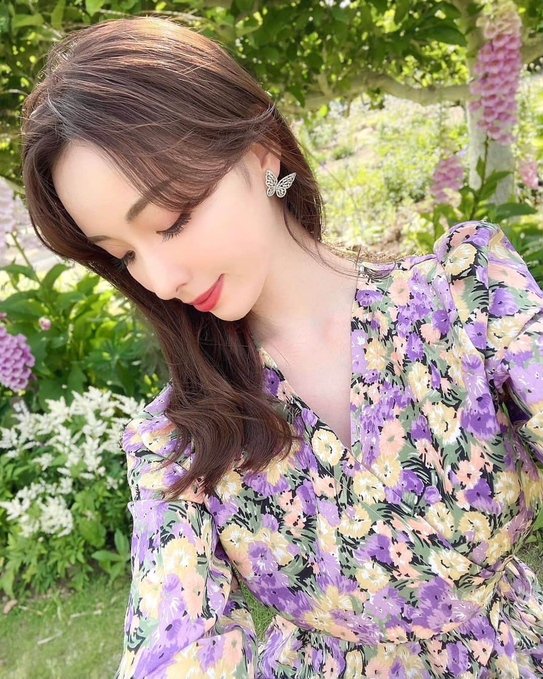 のインスタグラム：「ぽかぽか陽気いかがお過ごしですか💕  お外でもお部屋の中でもリラックスして着られる小花柄ワンピースが発売になりました👗 @montresorsaki   合わせているバタフライピアスのシルバーも再入荷しています🦋✨ ぜひチェックしてくださいね♪  最近は暖かい日々が続いていて おうちのお花も元気に咲いてくれています💕 お花のある生活って本当に良いですよね💐 皆さんのお花ライフ、お聞きしたいです♪  #montresor #montrésor #モントレゾール #selectshop #セレクトショップ  #綺麗めコーデ #大人可愛い #大人可愛いコーデ  #お出かけコーデ #観劇コーデ #cordinate #お花のある暮らし #flowerstagram」