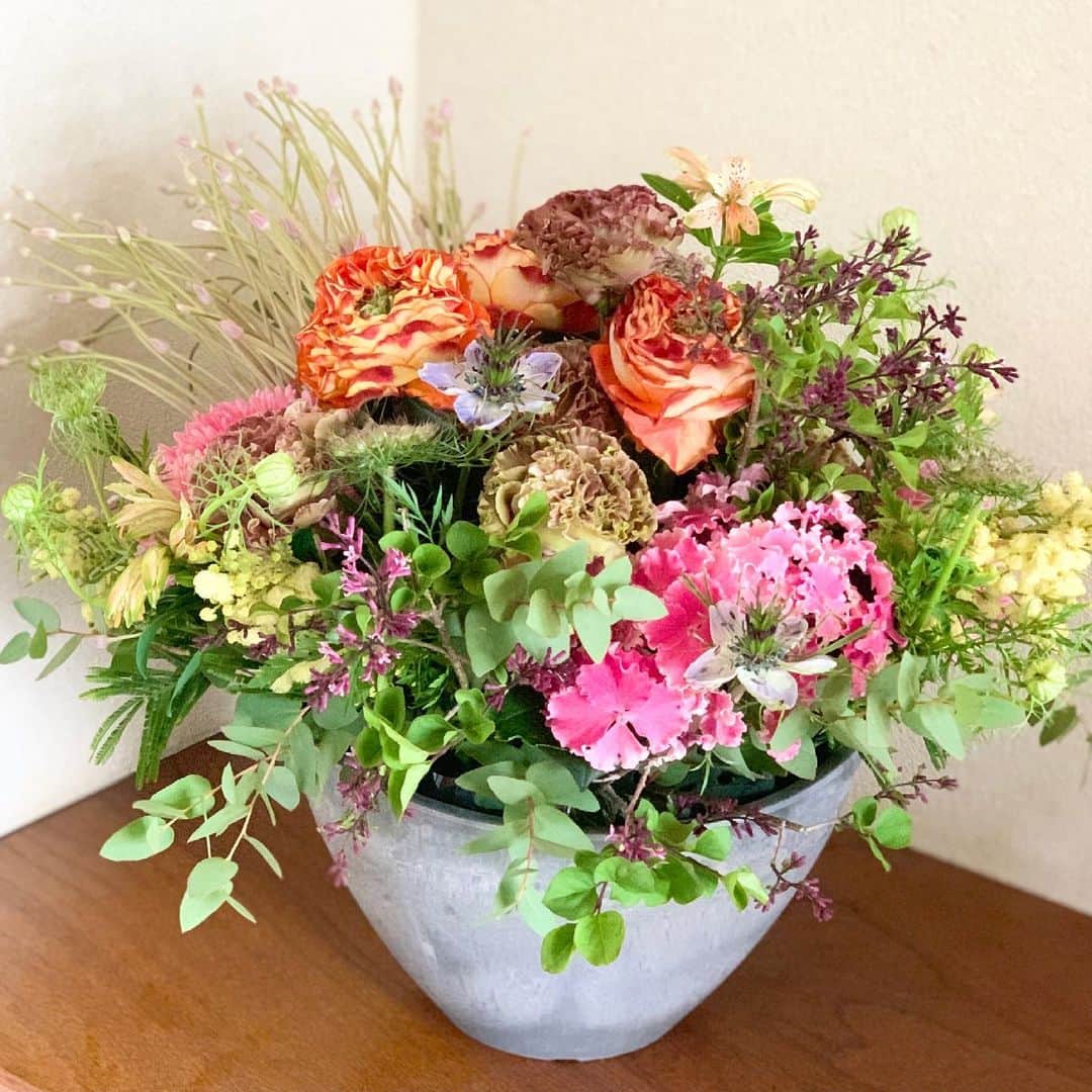 のインスタグラム：「_ 母の日💐﻿ 今年からわたしも貰う側に！﻿ うれしいなぁ〜﻿ ﻿ 世の中のお母さんたち﻿ 毎日お疲れ様💕💕﻿ ﻿ 2枚目は小さな頃のわたしと母です﻿ いつもありがとう！大好きー！﻿ ﻿ #母の日﻿ #今では考えられないピンクにフリル😂」