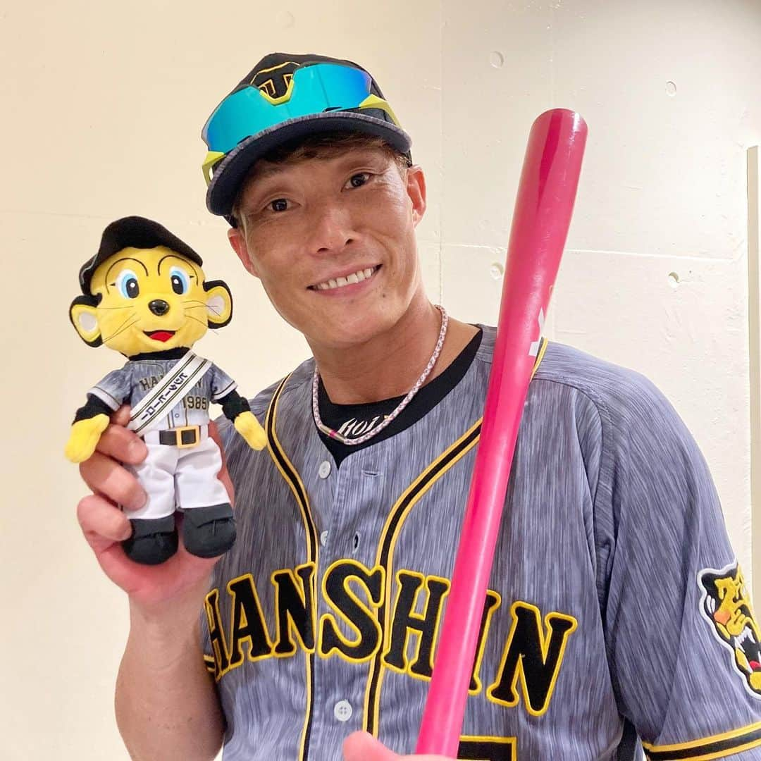 阪神タイガースさんのインスタグラム写真 - (阪神タイガースInstagram)「今日のヒーロー、見事な勝ち越しホームランを放った糸井選手です✨✨✨ #糸井嘉男 選手 #ナイスホームラン✨  #ナイスバッティング #今日のヒーロー #happymothersday  #阪神タイガース　#挑超頂」5月9日 17時26分 - hanshintigers_official