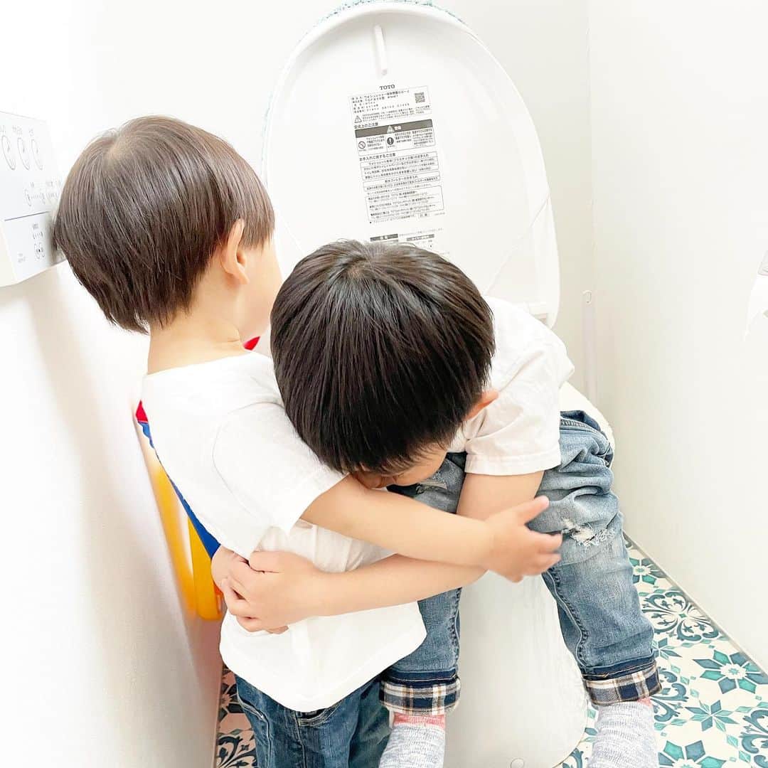 神戸蘭子さんのインスタグラム写真 - (神戸蘭子Instagram)「キレイなピンクのお洋服✨ トップスもバッグも tcs _aoyamaにて。  子供達は。 なぜか抱き合いながら、おトイレ中🚽  #いつかのコーデ  #いつかの写真  #ママライフ　#2人育児  #男の子ママ」5月9日 17時37分 - ranran0414