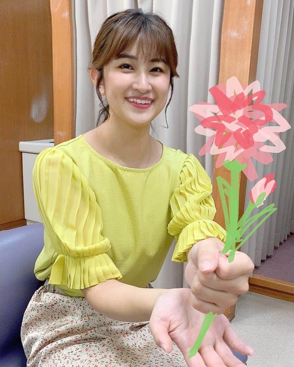 TBS「はやドキ！」のインスタグラム：「母の日🌹﻿ ﻿ このお花のイラストはあこちゃんが描いたものなんです✨﻿ ﻿ 色鮮やかで金曜メンバーそれぞれに合ったお花の絵ですね！﻿ 写真が届いたとき感動しました🥺﻿ ﻿ ﻿ 皆川﻿ ﻿ ﻿ #母の日﻿ #イラスト﻿ #金井憧れ﻿ #山形純菜﻿ #渡部峻﻿ #アナウンサー﻿ #よなおまほ﻿ #與猶茉穂﻿ #気象予報士﻿ #はやドキ﻿ #tbs」