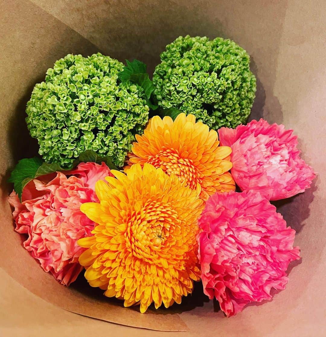 須黒清華のインスタグラム：「母の日 夫からお花💐をもらいました✨ 自分がもらう日が来るなんて‼︎ . たまに早く起きてしまった息子がほげほげ泣いていても、眠すぎて放置しちゃったりするズボラな母ですが😂 (息子、諦めて寝る笑) ちょっとだけ、ほんのちょっとだけ、この2ヶ月で成長できたのかなぁと思っています🍀 . 全てのお母さんたちに感謝とお疲れ様の気持ちを込めて…💕 #happymothersday #母の日 #母の日プレゼント #カーネーション #お花 #生後2ヶ月 #男の子ママ」