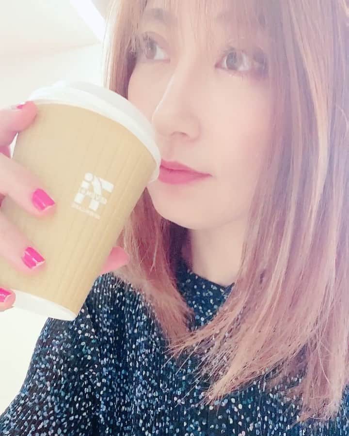 のインスタグラム：「I uploaded YouTube.  セブンイレブンのカフェラテ 美味しい☕️ セブンイレブンで買う最強無添加食材も美味しかった〜😋 YouTubeに動画をアップしたよ⤴️  #YouTube #熊田曜子チャンネル　#セブンイレブン　#コンビニ　#カフェラテ　#ホット　#hot #cafelatte #最強無添加食材　#無添加」