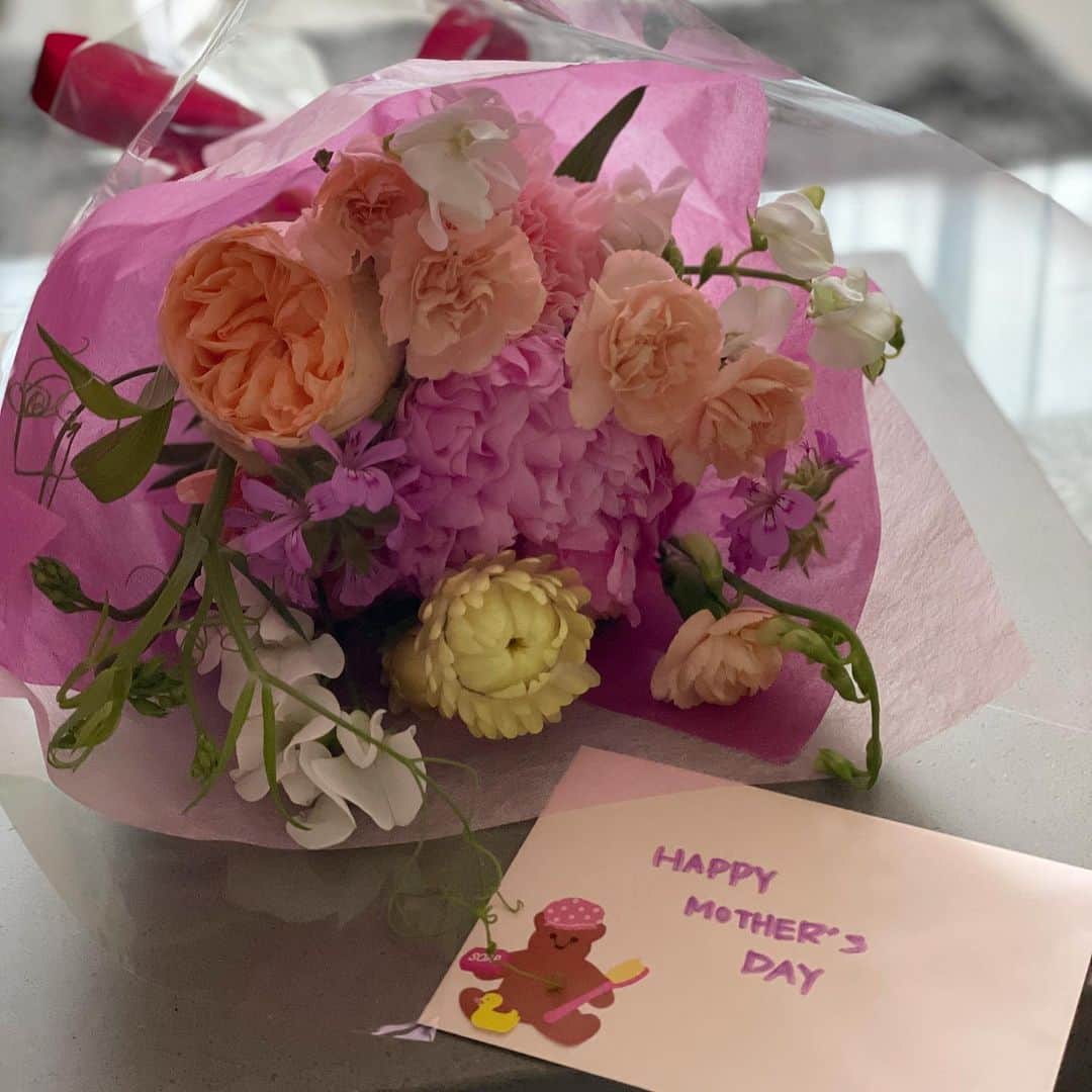 吉田美紀さんのインスタグラム写真 - (吉田美紀Instagram)「・ ・ 至らない母ですがこちらこそありがとう♡ ・ わたしが身支度をしていると 「ちょっとお花買いに行ってくるね〜」と なんのサプライズもなくお花を買ってきてくれた娘でした♡ ・ 大切なお小遣いの中からありがとう･:*+. ・ 世の中のお母様たち、いつもお疲れ様です♡ 明日からまた頑張りましょうね！！ ・ #mothersday #thankyou #happymothersday #mydaughter #母の日 #娘 #娘12歳 #ありがとう」5月9日 18時03分 - miki__yoshida