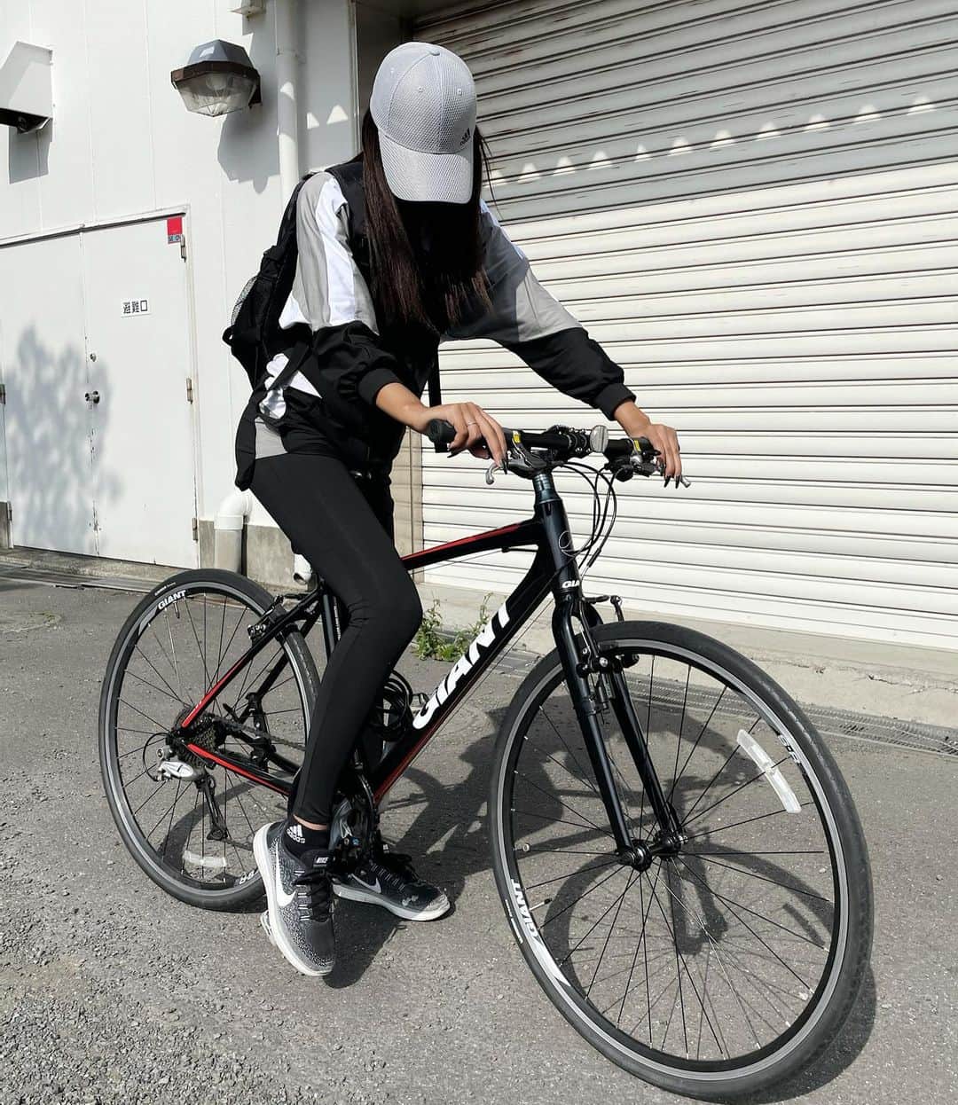 Marinのインスタグラム：「PINARELLOのロード弟に奪われてから自転車しばらく乗ってなかったんだけど、GIANTのクロスお迎え出来ました❤️これからよろしくね🚴  . . . . #神奈川　#ツーリング #サイクリング #自転車 #クロスバイク #ロードバイク #ロードバイク女子  #バイク好きな人と繋がりたい #有酸素　#ジョギング　#ランニング　#筋トレ #黒ギャル #ギャル　#美人 #インフルエンサー　#モデル #被写体　#model  #cycling #fitness #running #jogging #influencer #beauty #asiangirls #giant #gym #training」