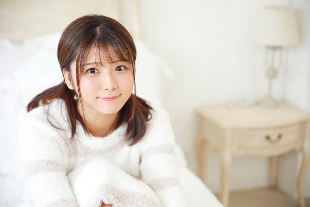山本ゆうかのインスタグラム：「﻿ 母の日だからケーキ屋さんに男子学生が並んでる﻿ とても可愛い。﻿ ﻿ ﻿ ﻿ 百貨店閉まってるから、今日プレゼント買おうとしてた人はお店探すのも一苦労やな｡ﾟ(ﾟ´ω`ﾟ)ﾟ｡﻿ ﻿ ﻿ ﻿ 父の日はあんまり売り場でフィーチャーされないけど﻿ 母の日は毎年盛大で改めておかんは偉大やなと思わせられるな﻿ うちは父がいないのでおかんラブです。」