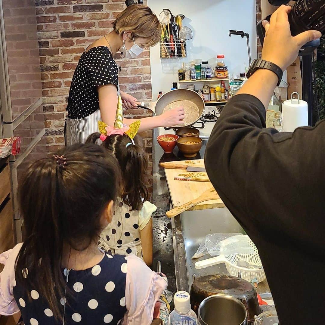 西山茉希さんのインスタグラム写真 - (西山茉希Instagram)「おうちロケ曜日。  #西山食堂 #住み込み従業員さんも参加 #親子deキッチン  母の日。 ダブルサンクスday。  届ける言葉も、 届く言葉も、 素敵な世の中になればいいと願う。  #見えない凶器 #ちゃんと刺さる  D Mを開く怖さったら、 刃物がいっぱい隠れてる。  言葉は優しく使いたい。 そんな風に思うのです。」5月9日 18時47分 - maki.nshiyama50