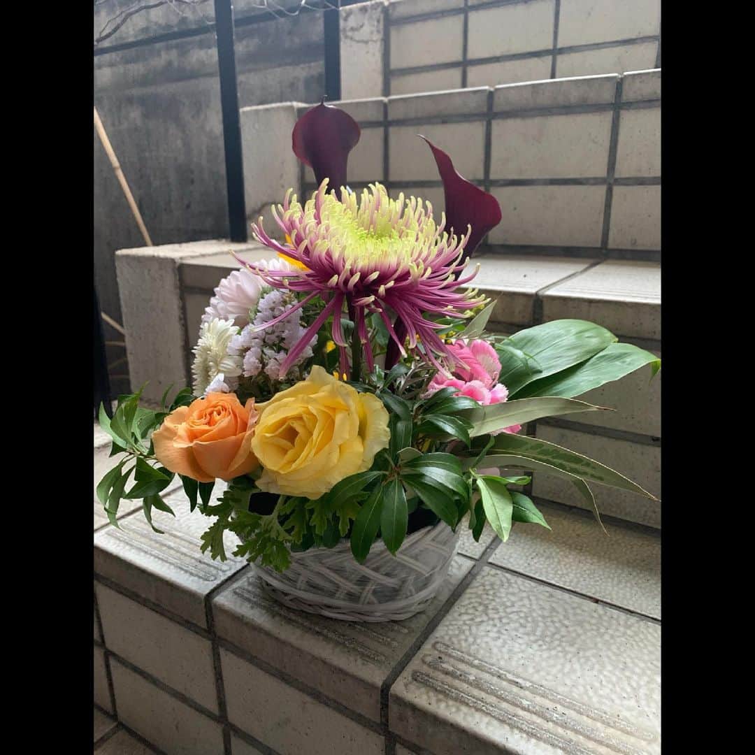 遠藤勇樹さんのインスタグラム写真 - (遠藤勇樹Instagram)「. 💐🌺🌸🌼🌻🌹 フラワーアレンジメント。 初体験。 お花と向き合う時間。 楽しかった〜！！良き時間だったな〜 先生に個性的と言われたのだけど、 これは、喜んでいいんかな、、、？（笑）  #happymothersday  #母の日」5月9日 19時01分 - endopeeeace_1027