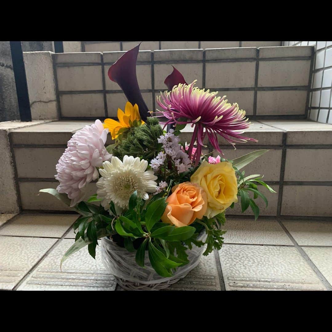 遠藤勇樹さんのインスタグラム写真 - (遠藤勇樹Instagram)「. 💐🌺🌸🌼🌻🌹 フラワーアレンジメント。 初体験。 お花と向き合う時間。 楽しかった〜！！良き時間だったな〜 先生に個性的と言われたのだけど、 これは、喜んでいいんかな、、、？（笑）  #happymothersday  #母の日」5月9日 19時01分 - endopeeeace_1027
